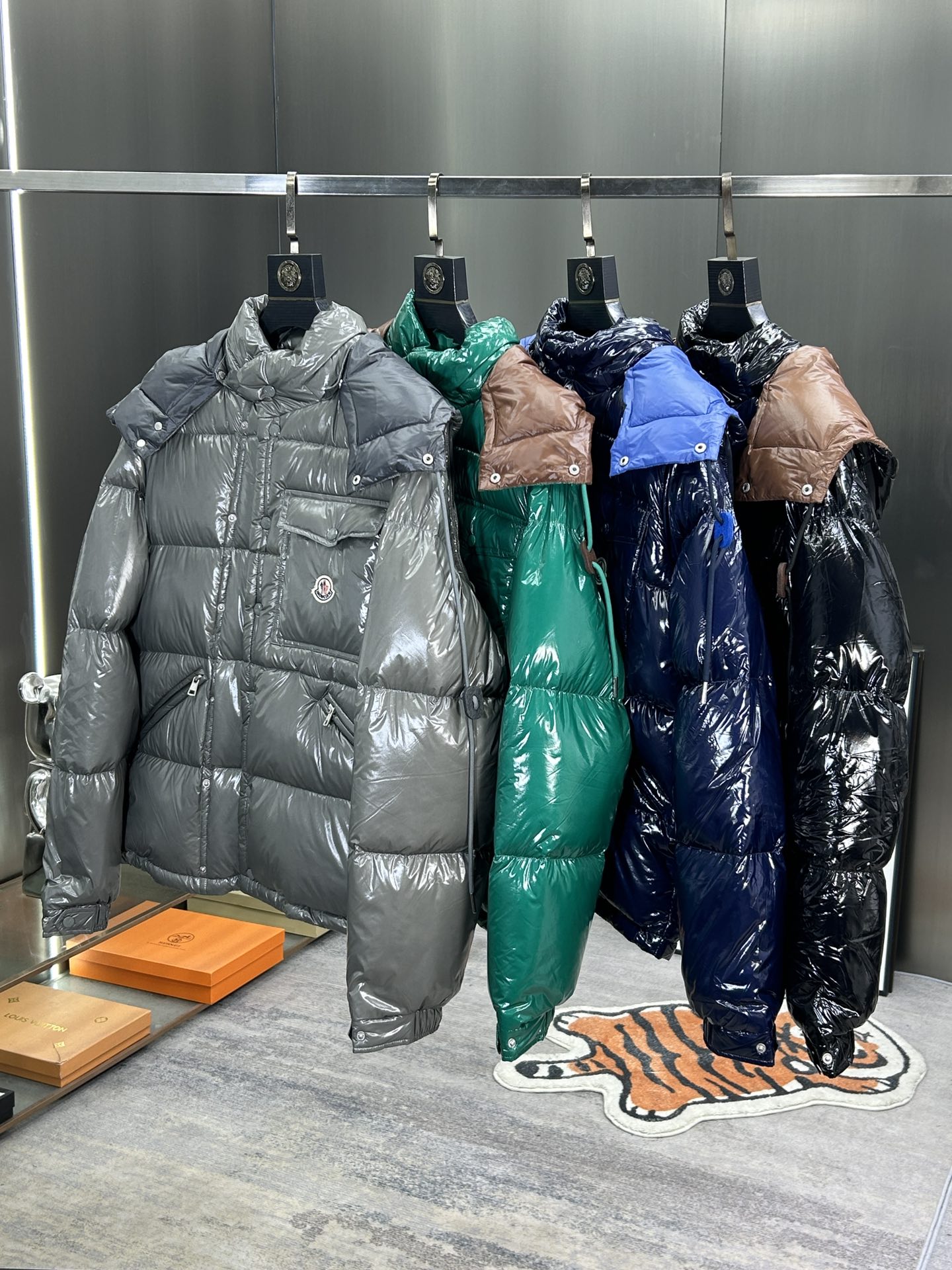 蒙口Moncler2024秋冬新款️蒙口新款连帽设计羽绒外套袖可拆帽可脱一衣两穿！选用亮泽尼龙面料打造胸