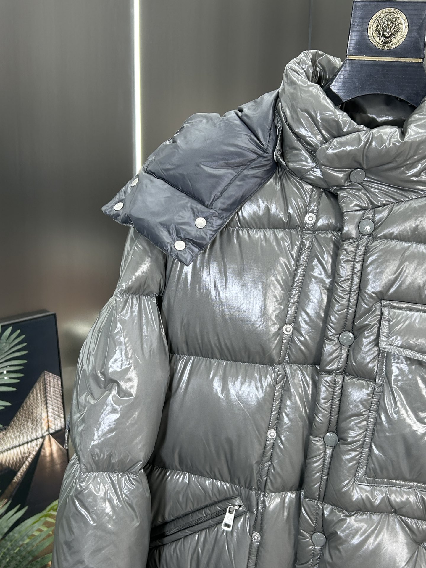 蒙口Moncler2024秋冬新款️蒙口新款连帽设计羽绒外套袖可拆帽可脱一衣两穿！选用亮泽尼龙面料打造胸