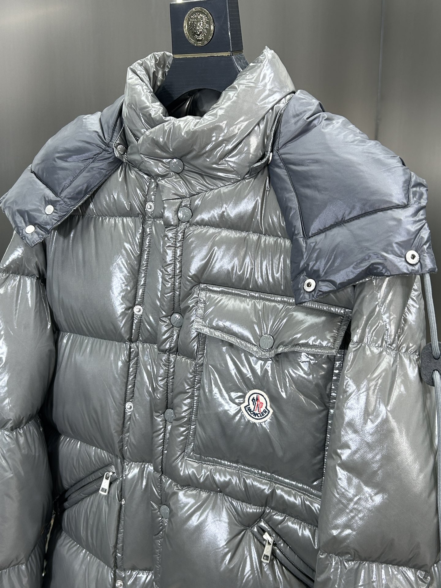 蒙口Moncler2024秋冬新款️蒙口新款连帽设计羽绒外套袖可拆帽可脱一衣两穿！选用亮泽尼龙面料打造胸