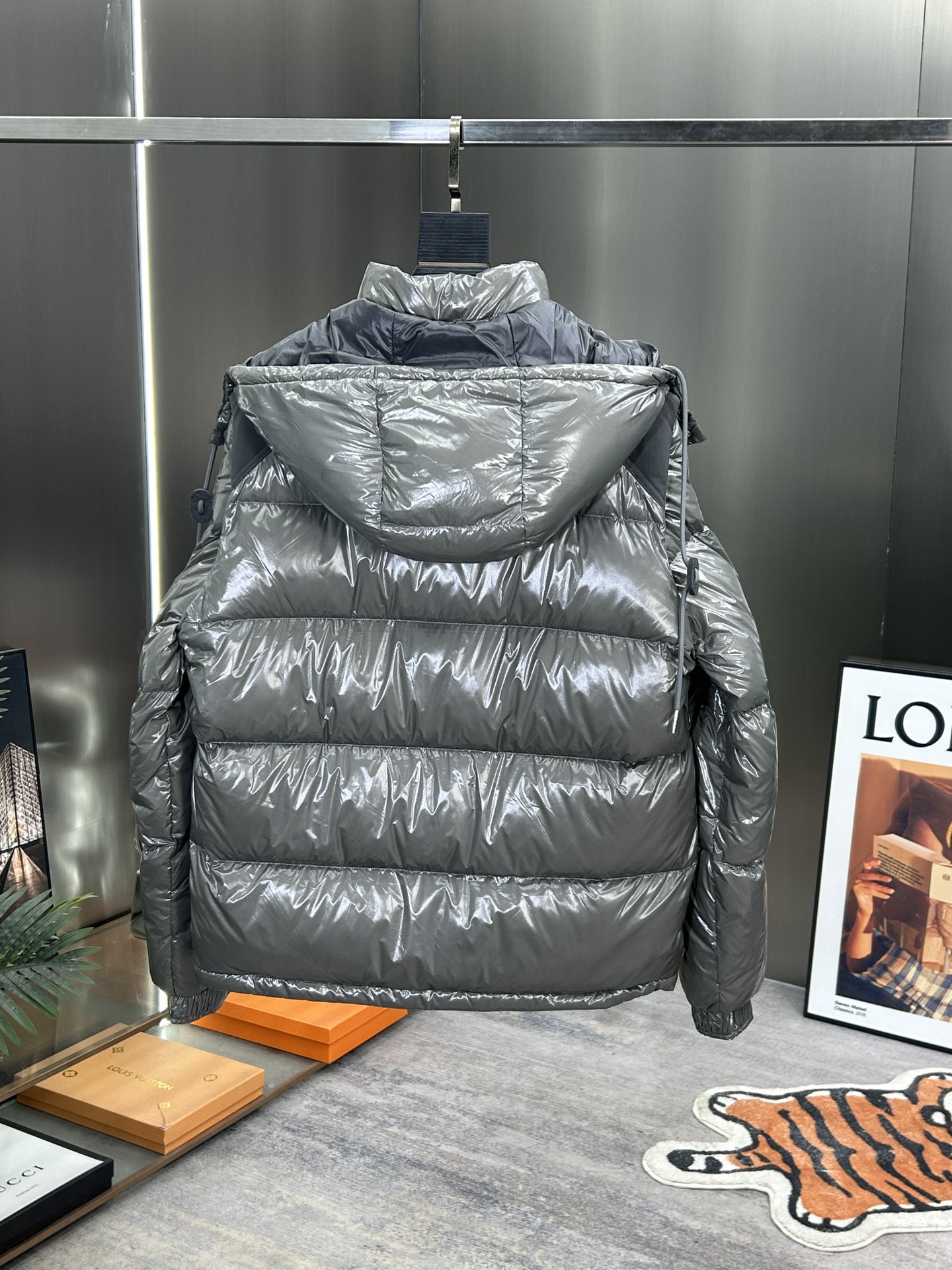 蒙口Moncler2024秋冬新款️蒙口新款连帽设计羽绒外套袖可拆帽可脱一衣两穿！选用亮泽尼龙面料打造胸