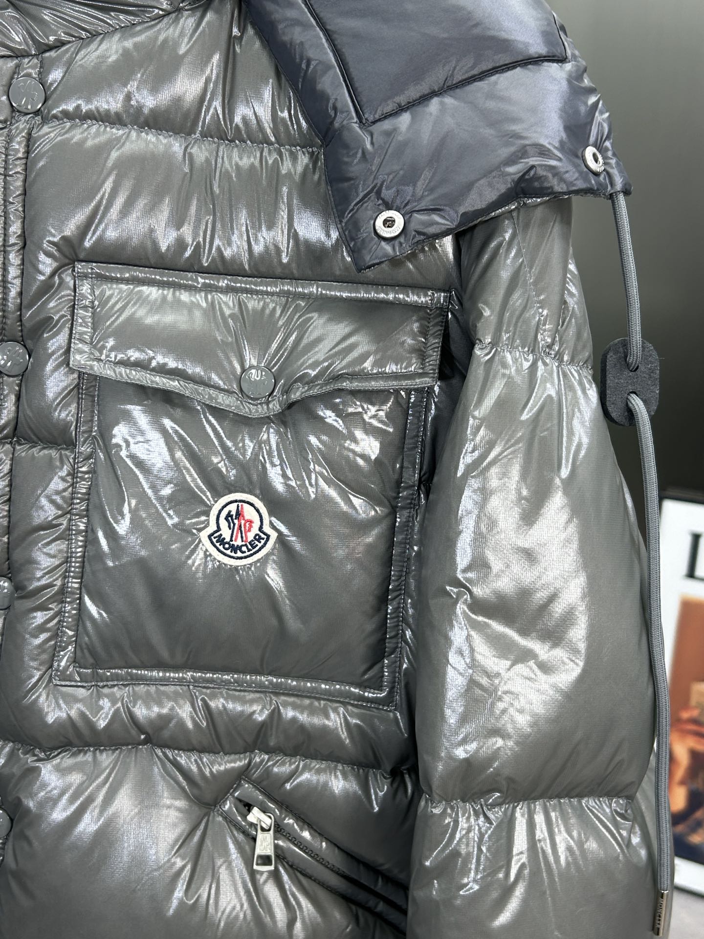 蒙口Moncler2024秋冬新款️蒙口新款连帽设计羽绒外套袖可拆帽可脱一衣两穿！选用亮泽尼龙面料打造胸