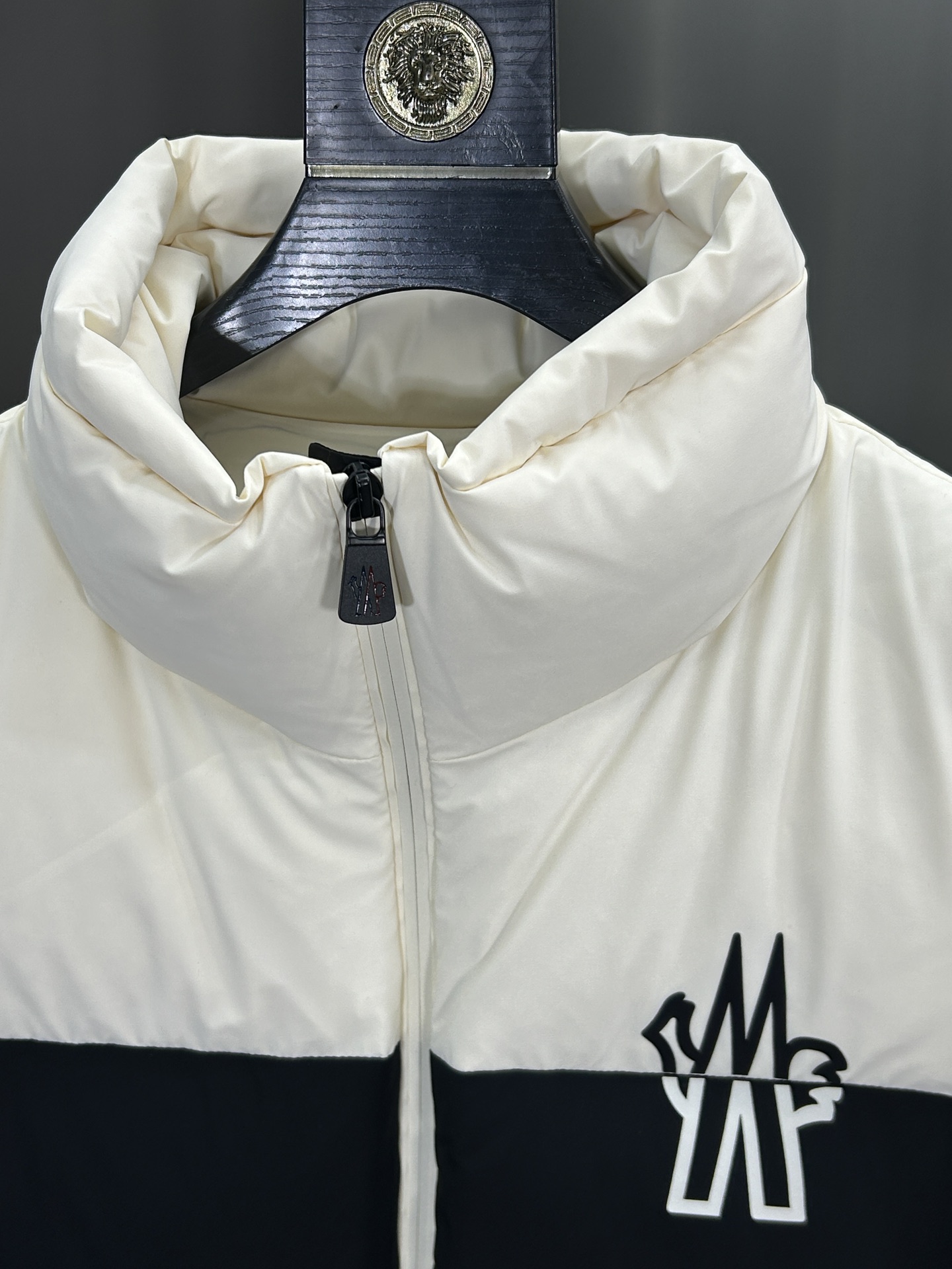 蒙口Moncler2024秋冬新款️蒙口新款立领设计羽绒外套选用亮泽尼龙面料打造胸前经典印花设计logo