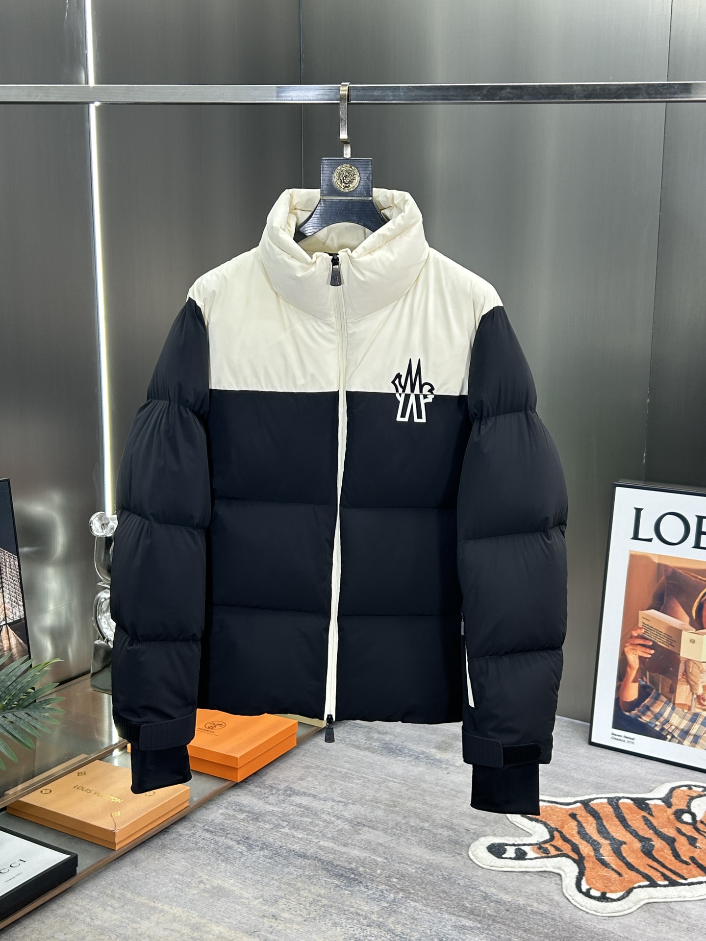 蒙口Moncler2024秋冬新款️蒙口新款立领设计羽绒外套选用亮泽尼龙面料打造胸前经典印花设计logo