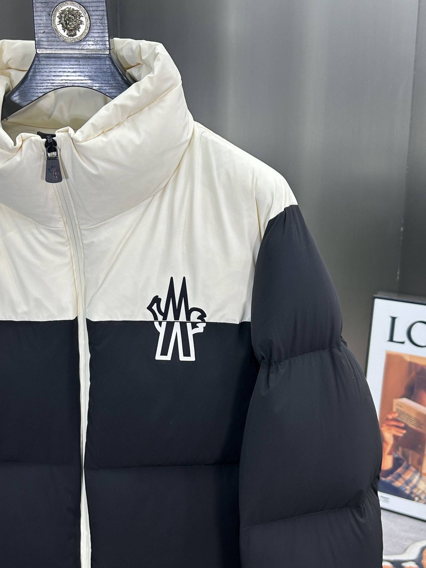 蒙口Moncler2024秋冬新款️蒙口新款立领设计羽绒外套选用亮泽尼龙面料打造胸前经典印花设计logo