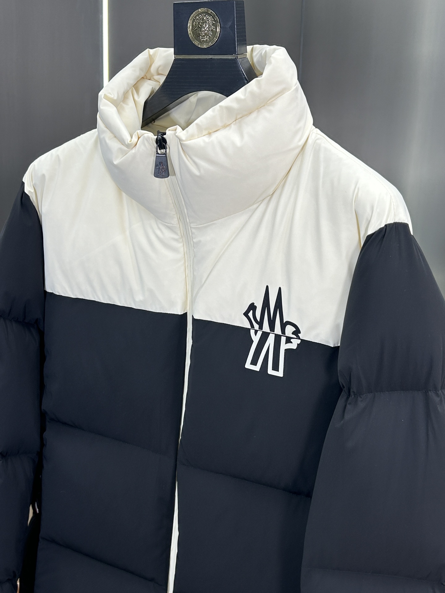 蒙口Moncler2024秋冬新款️蒙口新款立领设计羽绒外套选用亮泽尼龙面料打造胸前经典印花设计logo