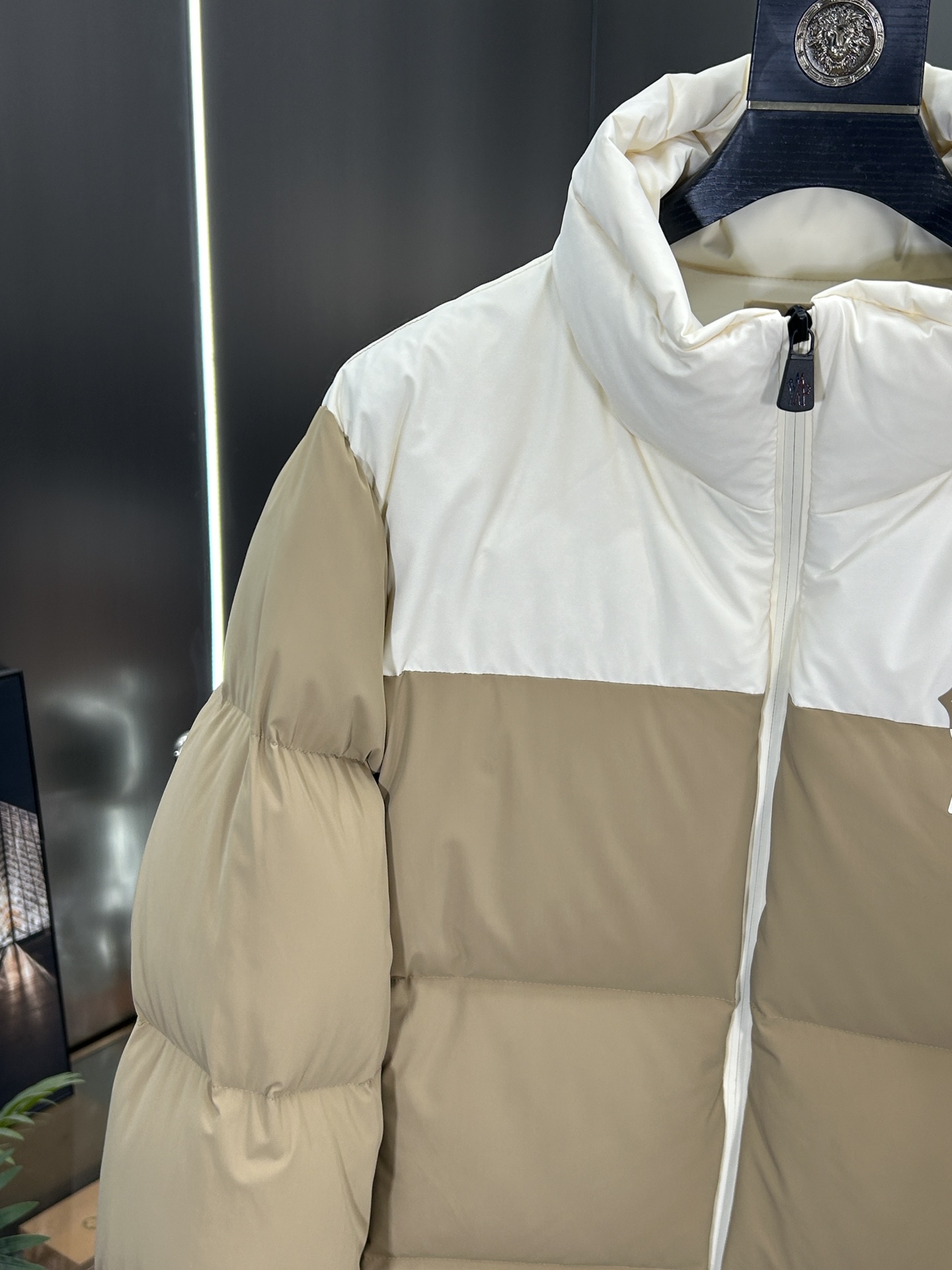 蒙口Moncler2024秋冬新款️蒙口新款立领设计羽绒外套选用亮泽尼龙面料打造胸前经典印花设计logo