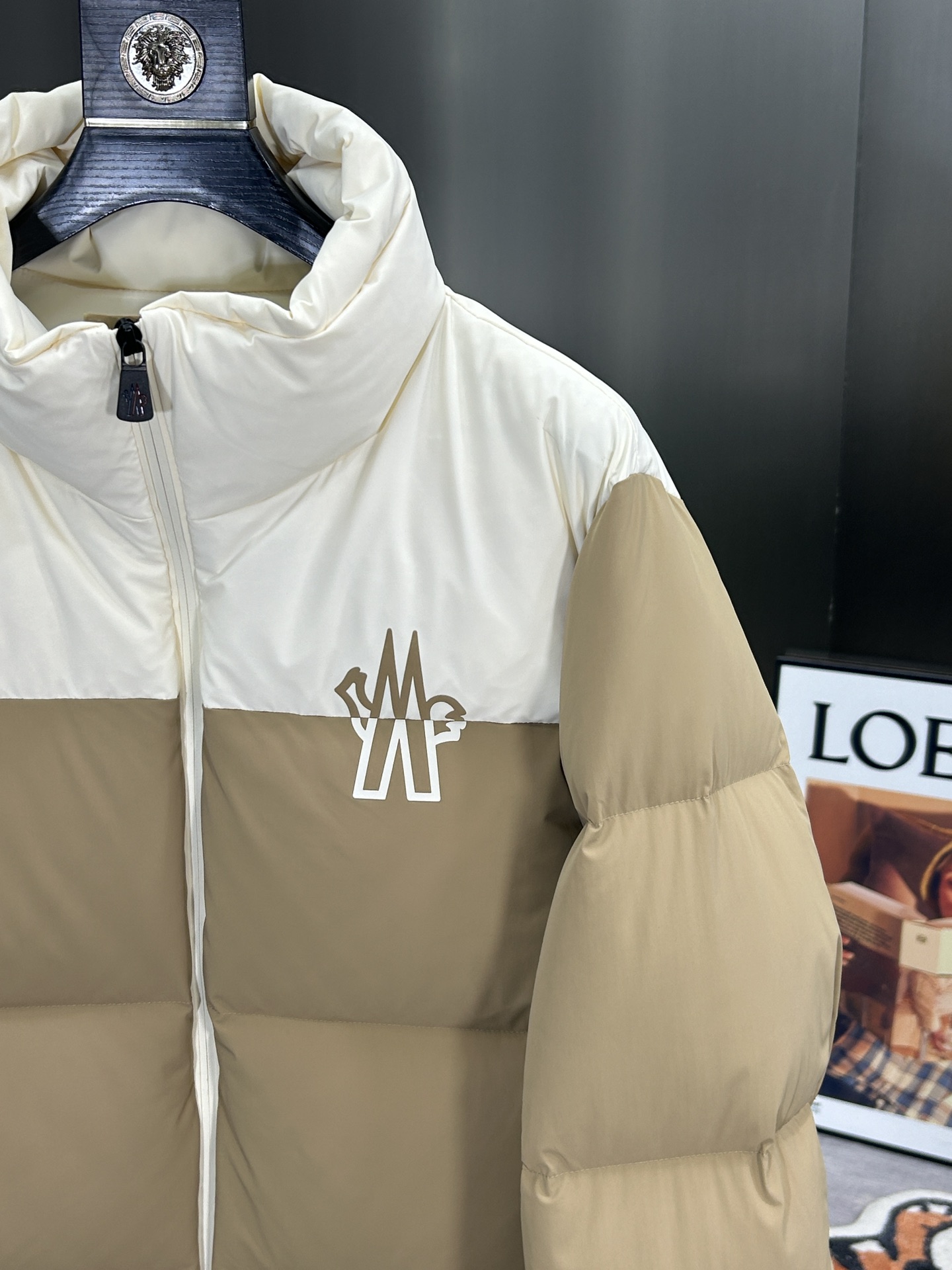 蒙口Moncler2024秋冬新款️蒙口新款立领设计羽绒外套选用亮泽尼龙面料打造胸前经典印花设计logo