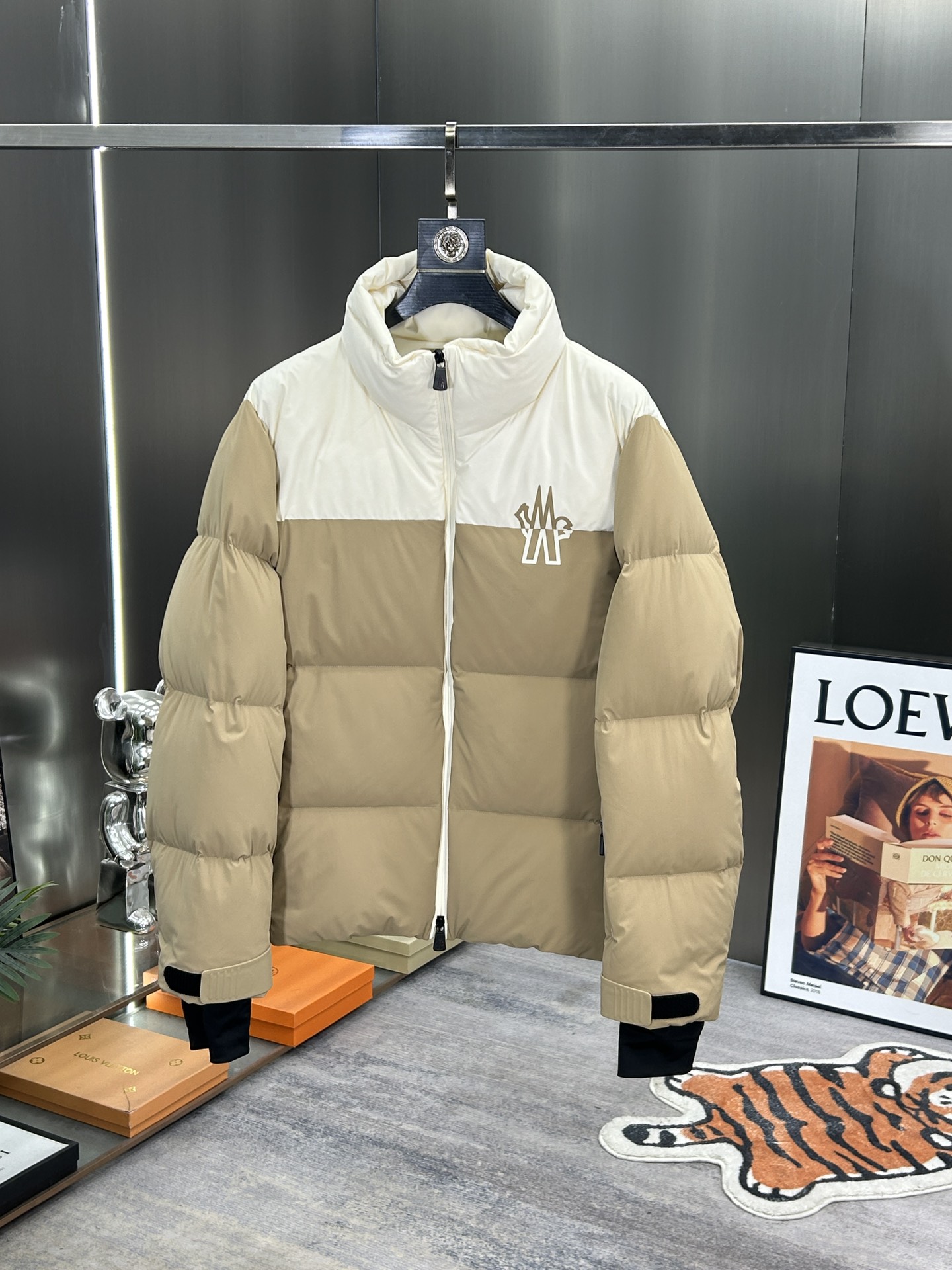 蒙口Moncler2024秋冬新款️蒙口新款立领设计羽绒外套选用亮泽尼龙面料打造胸前经典印花设计logo