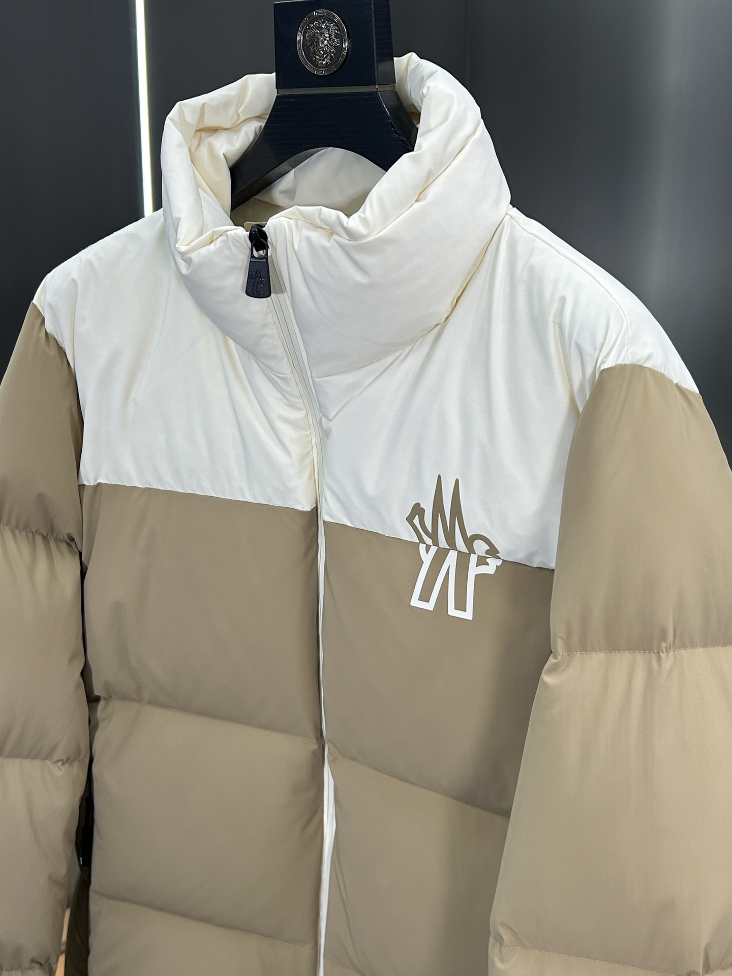 蒙口Moncler2024秋冬新款️蒙口新款立领设计羽绒外套选用亮泽尼龙面料打造胸前经典印花设计logo