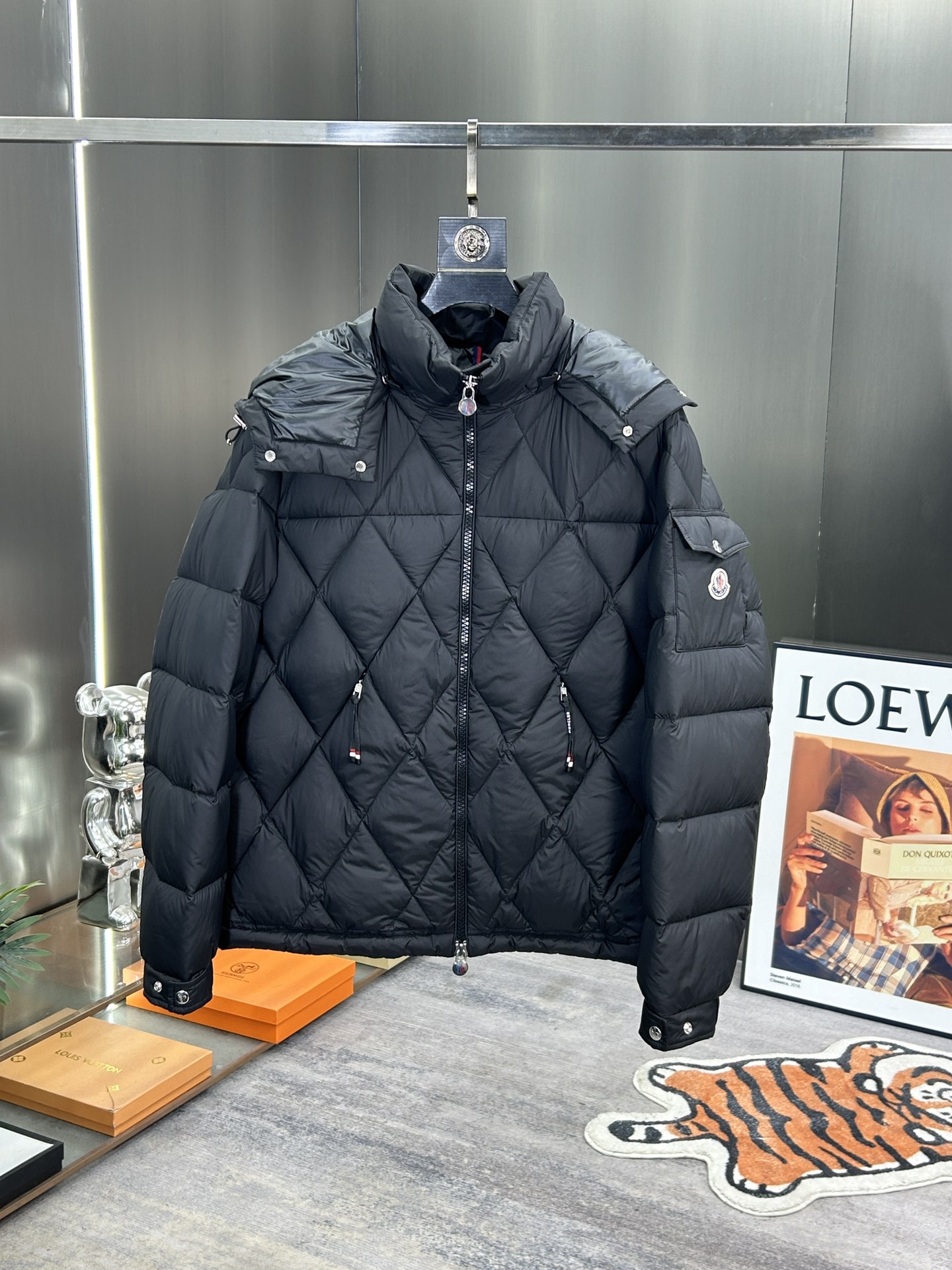 蒙口Moncler2024秋冬新款️蒙口新款连帽设计羽绒外套选用亮泽尼龙面料打造胸前经典印花设计logo