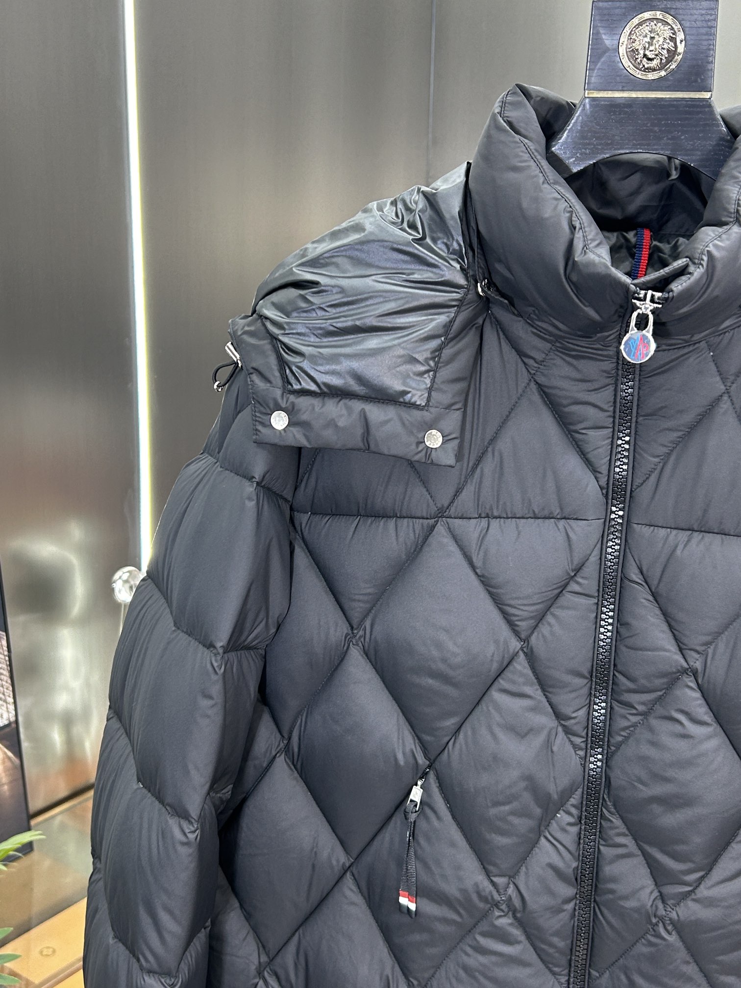 蒙口Moncler2024秋冬新款️蒙口新款连帽设计羽绒外套选用亮泽尼龙面料打造胸前经典印花设计logo