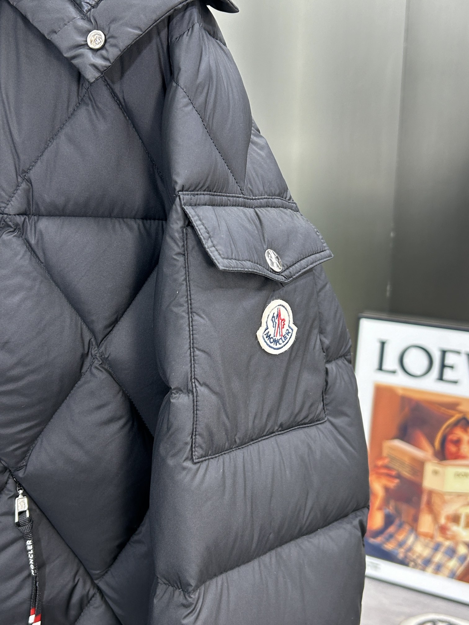 蒙口Moncler2024秋冬新款️蒙口新款连帽设计羽绒外套选用亮泽尼龙面料打造胸前经典印花设计logo