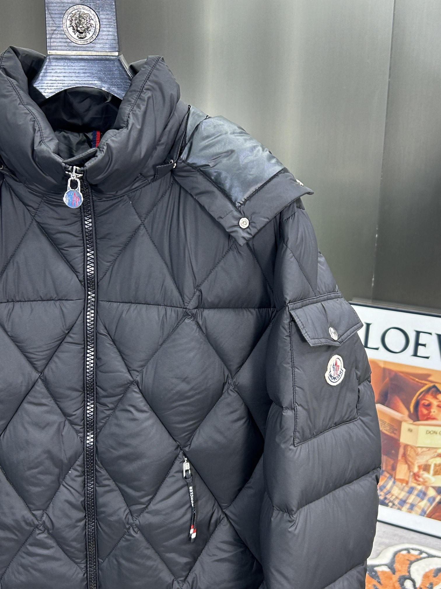 蒙口Moncler2024秋冬新款️蒙口新款连帽设计羽绒外套选用亮泽尼龙面料打造胸前经典印花设计logo