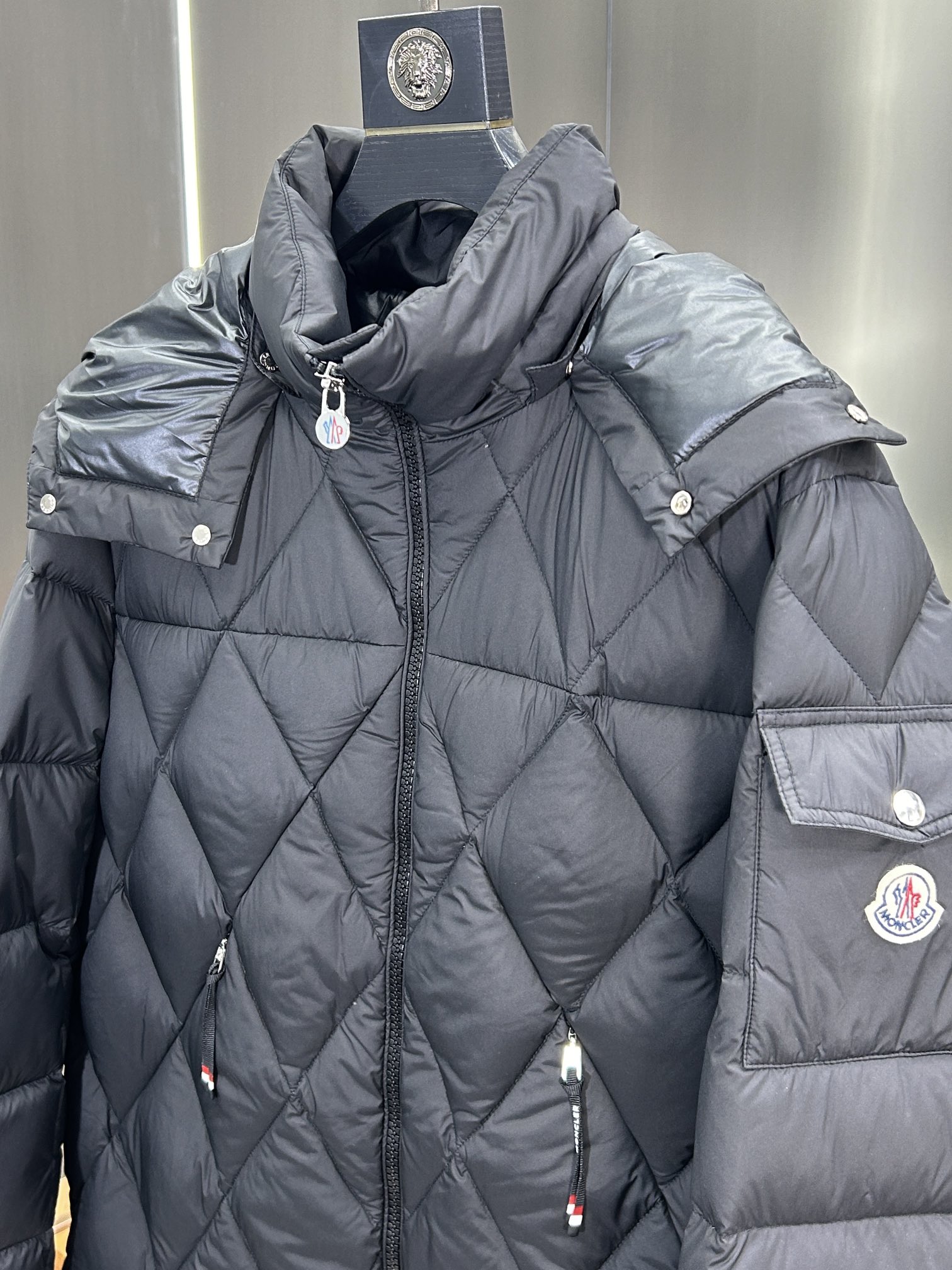 蒙口Moncler2024秋冬新款️蒙口新款连帽设计羽绒外套选用亮泽尼龙面料打造胸前经典印花设计logo