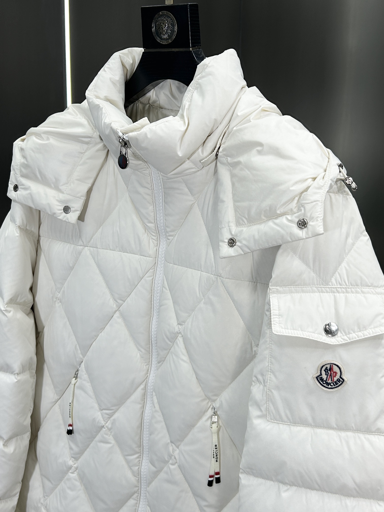 蒙口Moncler2024秋冬新款️蒙口新款连帽设计羽绒外套选用亮泽尼龙面料打造胸前经典印花设计logo