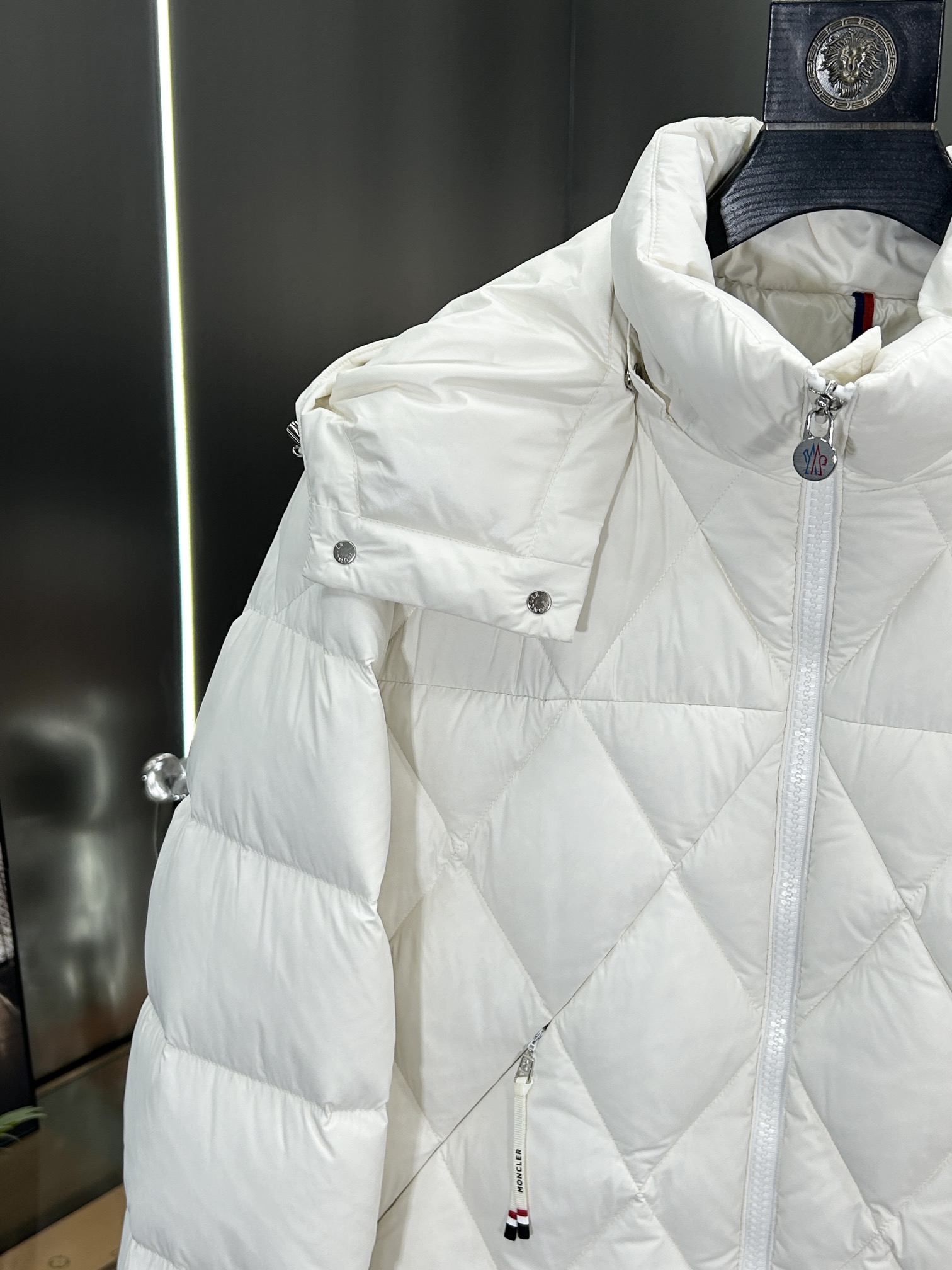 蒙口Moncler2024秋冬新款️蒙口新款连帽设计羽绒外套选用亮泽尼龙面料打造胸前经典印花设计logo