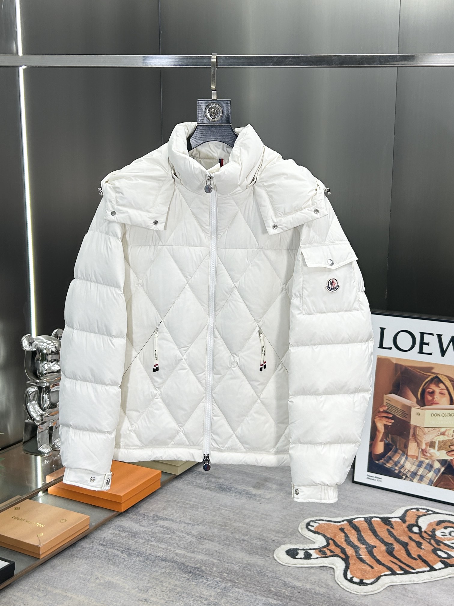 蒙口Moncler2024秋冬新款️蒙口新款连帽设计羽绒外套选用亮泽尼龙面料打造胸前经典印花设计logo