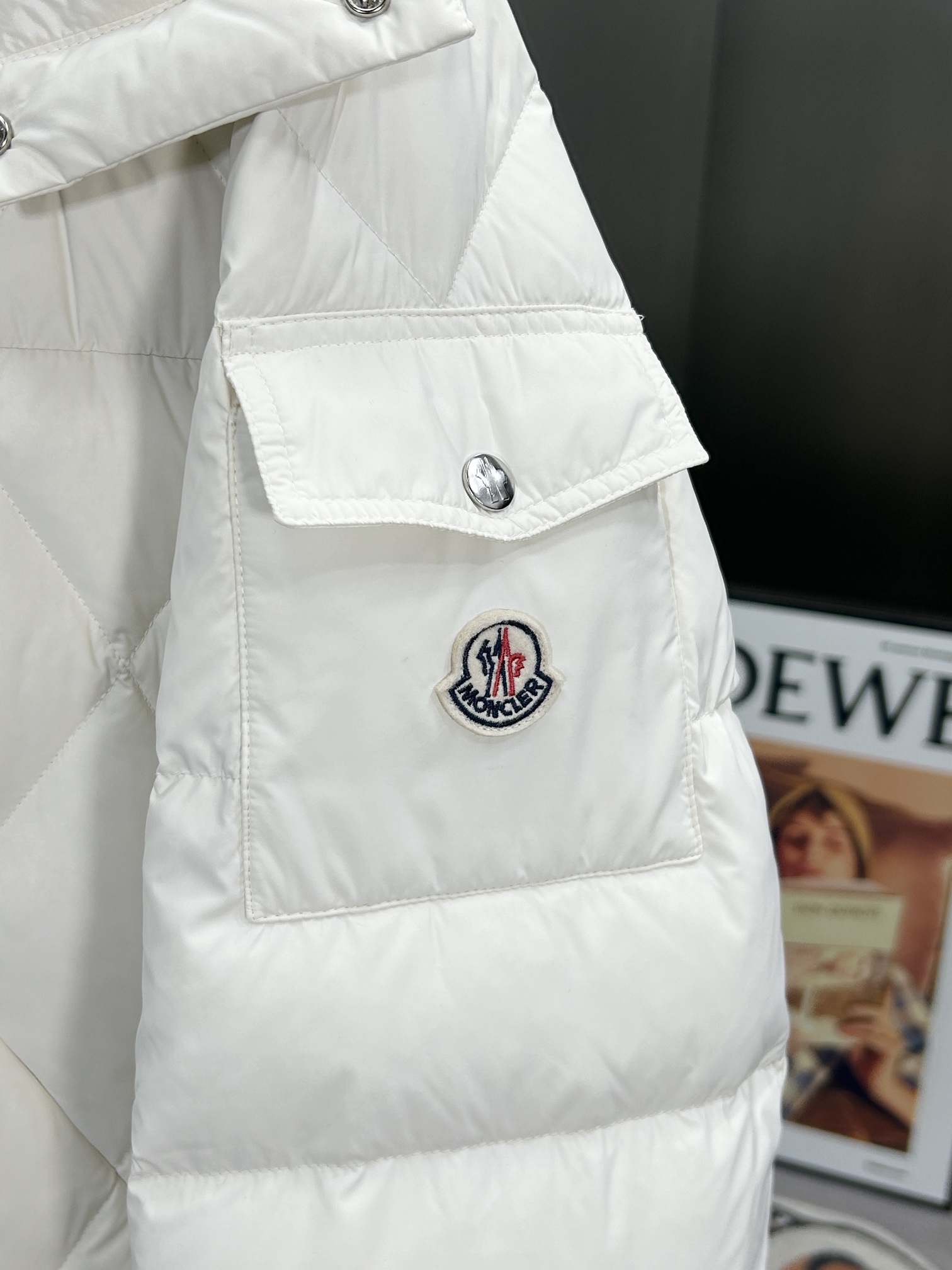 蒙口Moncler2024秋冬新款️蒙口新款连帽设计羽绒外套选用亮泽尼龙面料打造胸前经典印花设计logo