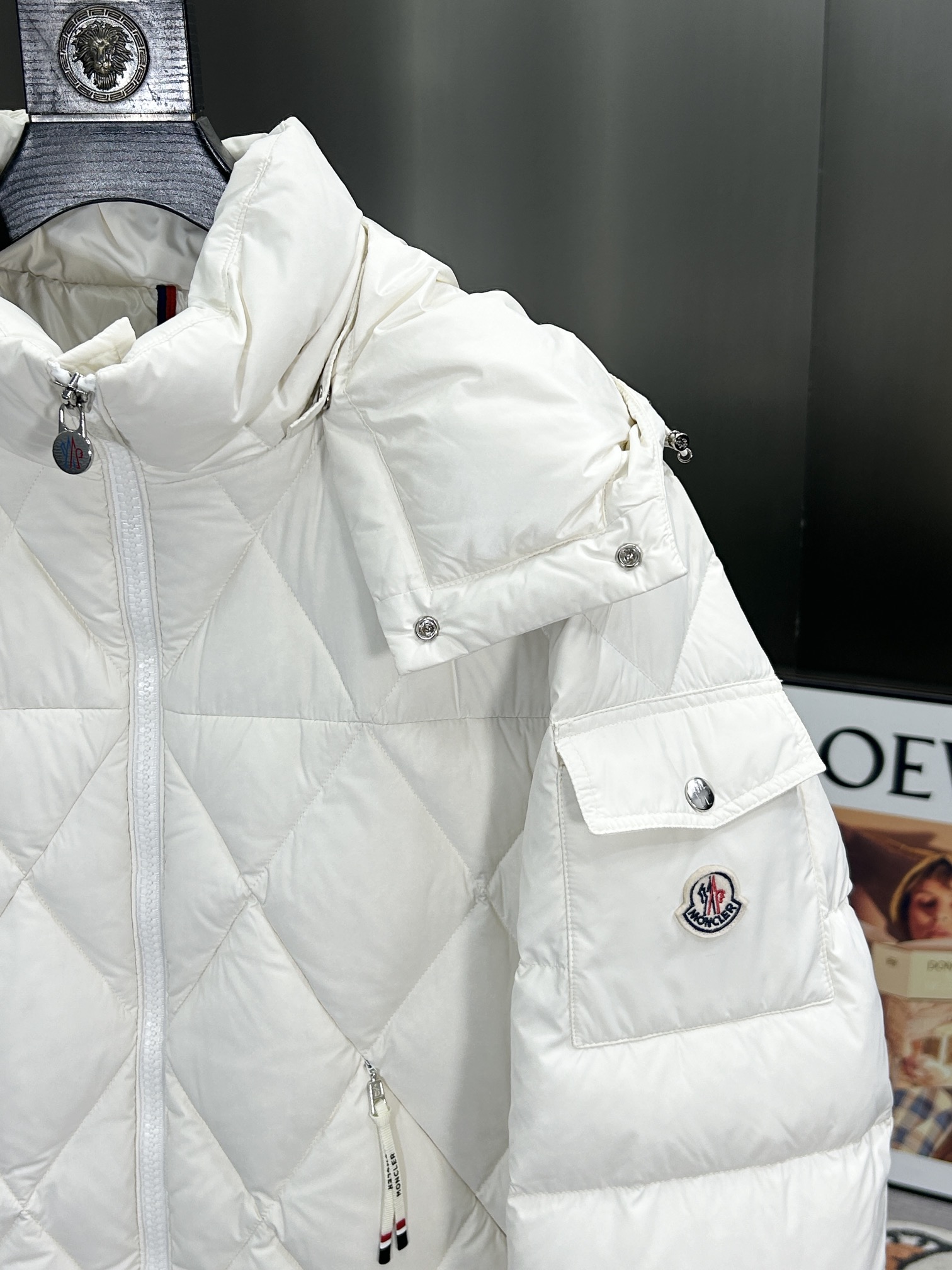 蒙口Moncler2024秋冬新款️蒙口新款连帽设计羽绒外套选用亮泽尼龙面料打造胸前经典印花设计logo