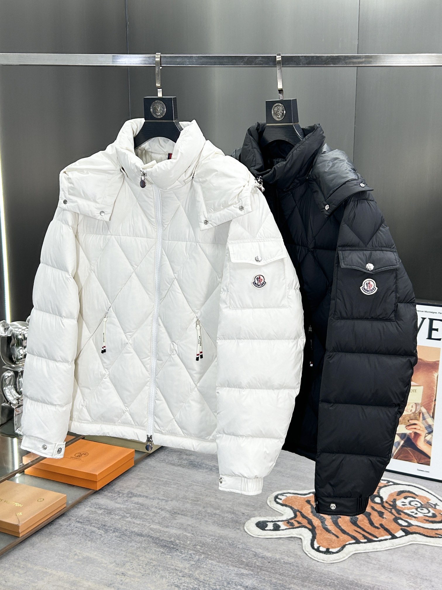 蒙口Moncler2024秋冬新款️蒙口新款连帽设计羽绒外套选用亮泽尼龙面料打造胸前经典印花设计logo