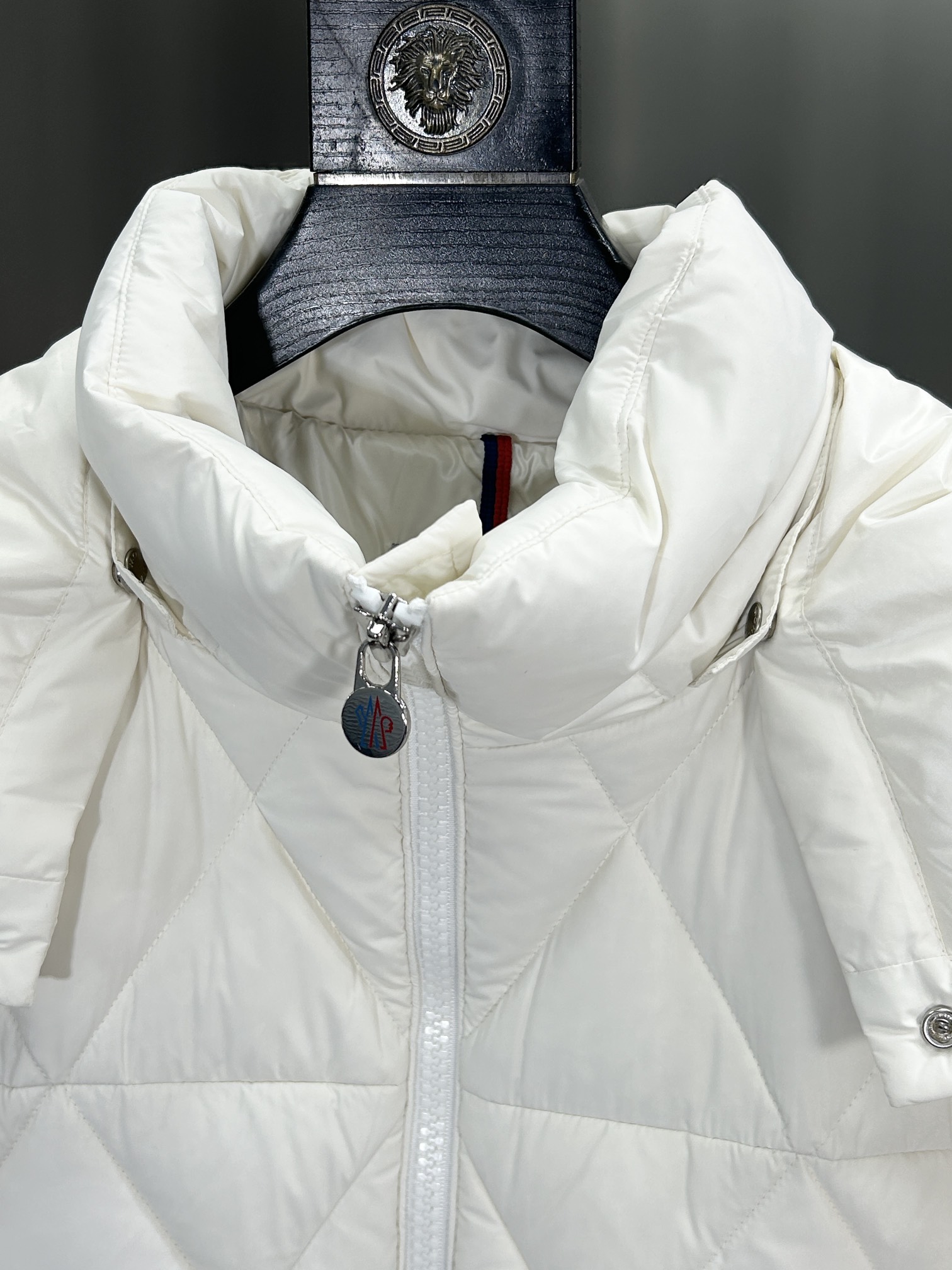 蒙口Moncler2024秋冬新款️蒙口新款连帽设计羽绒外套选用亮泽尼龙面料打造胸前经典印花设计logo