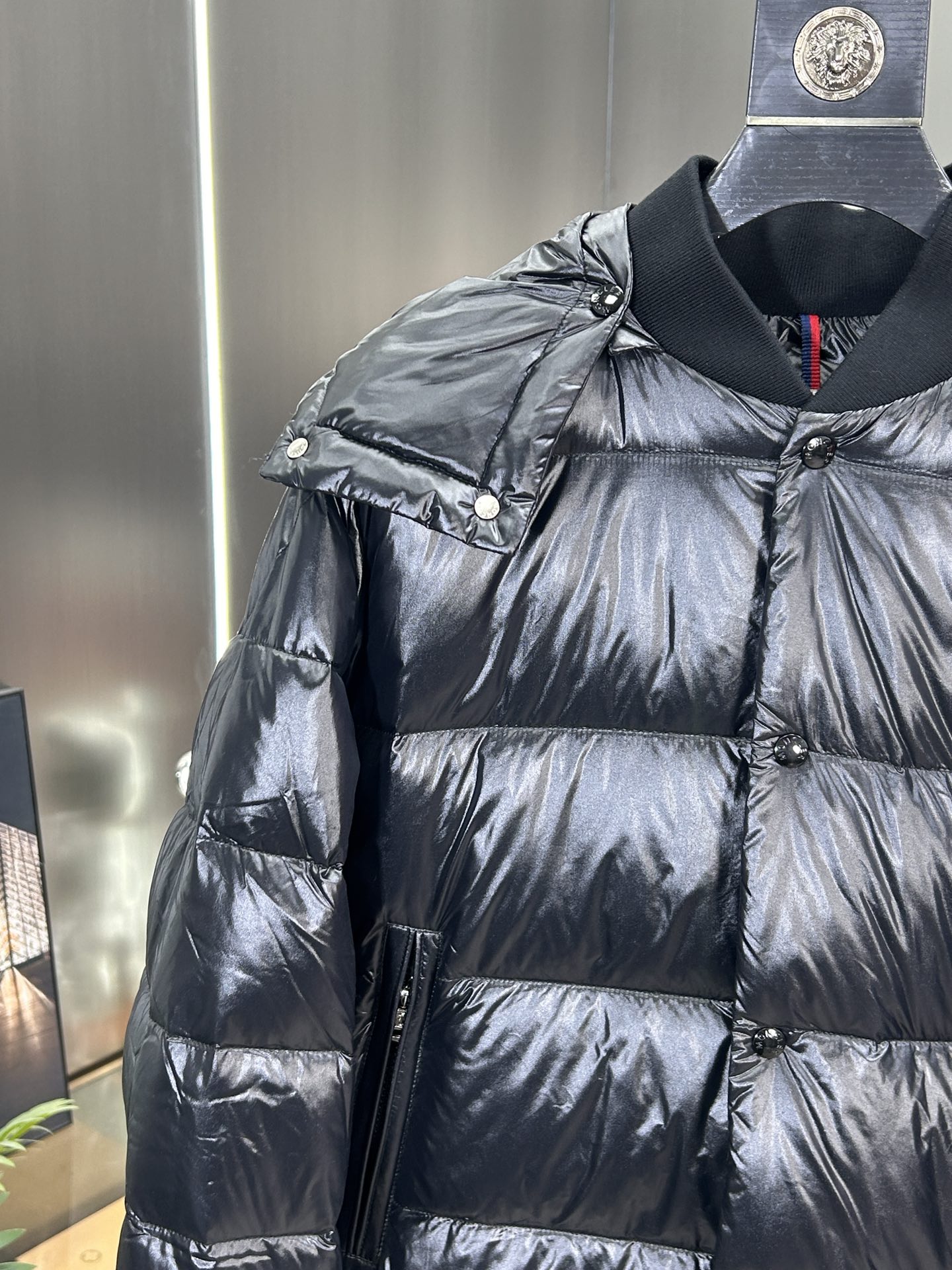 蒙口Moncler2024秋冬新款️蒙口新款连帽设计羽绒外套选用亮泽尼龙面料打造胸前经典印花设计logo