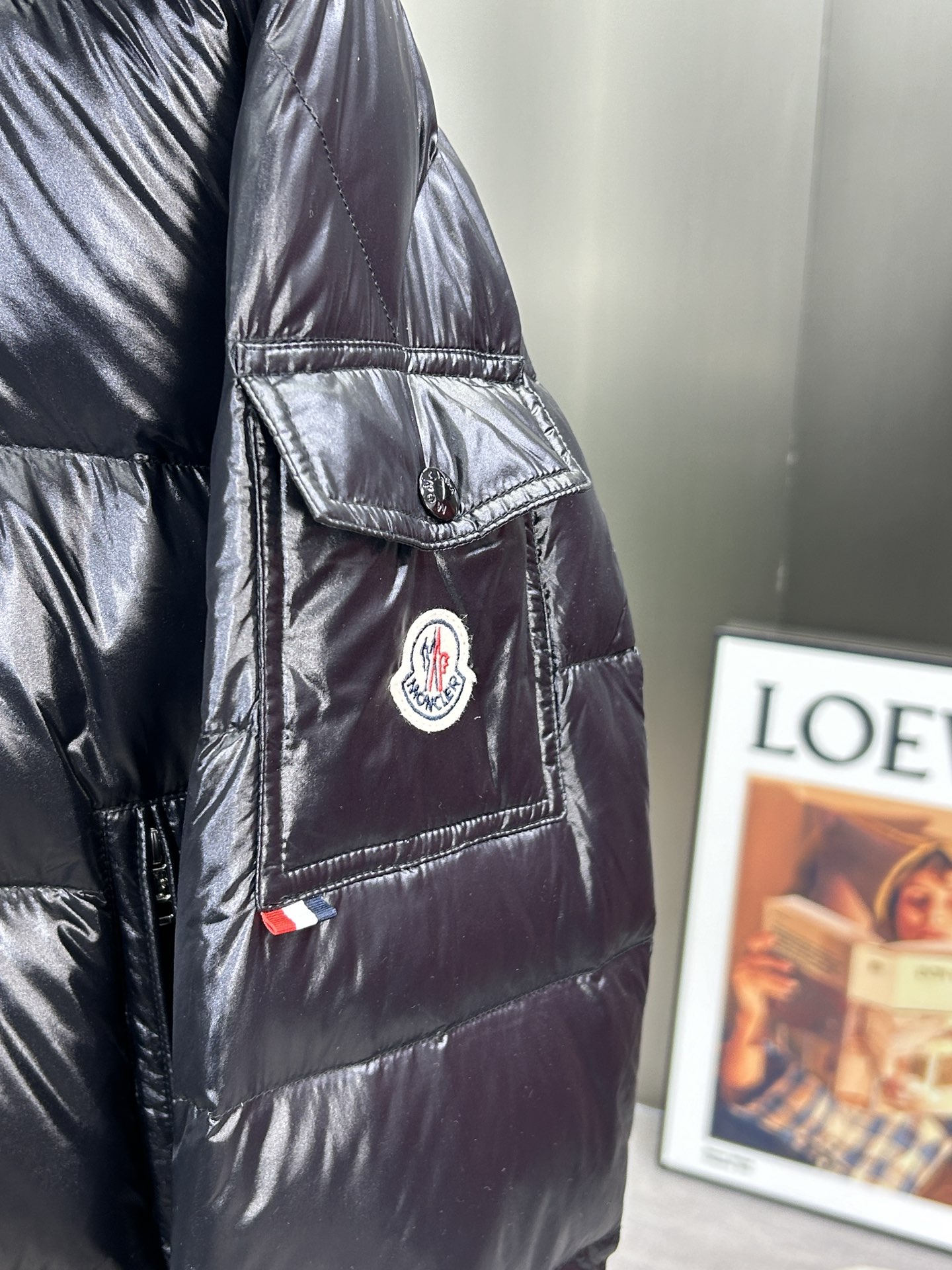 蒙口Moncler2024秋冬新款️蒙口新款连帽设计羽绒外套选用亮泽尼龙面料打造胸前经典印花设计logo