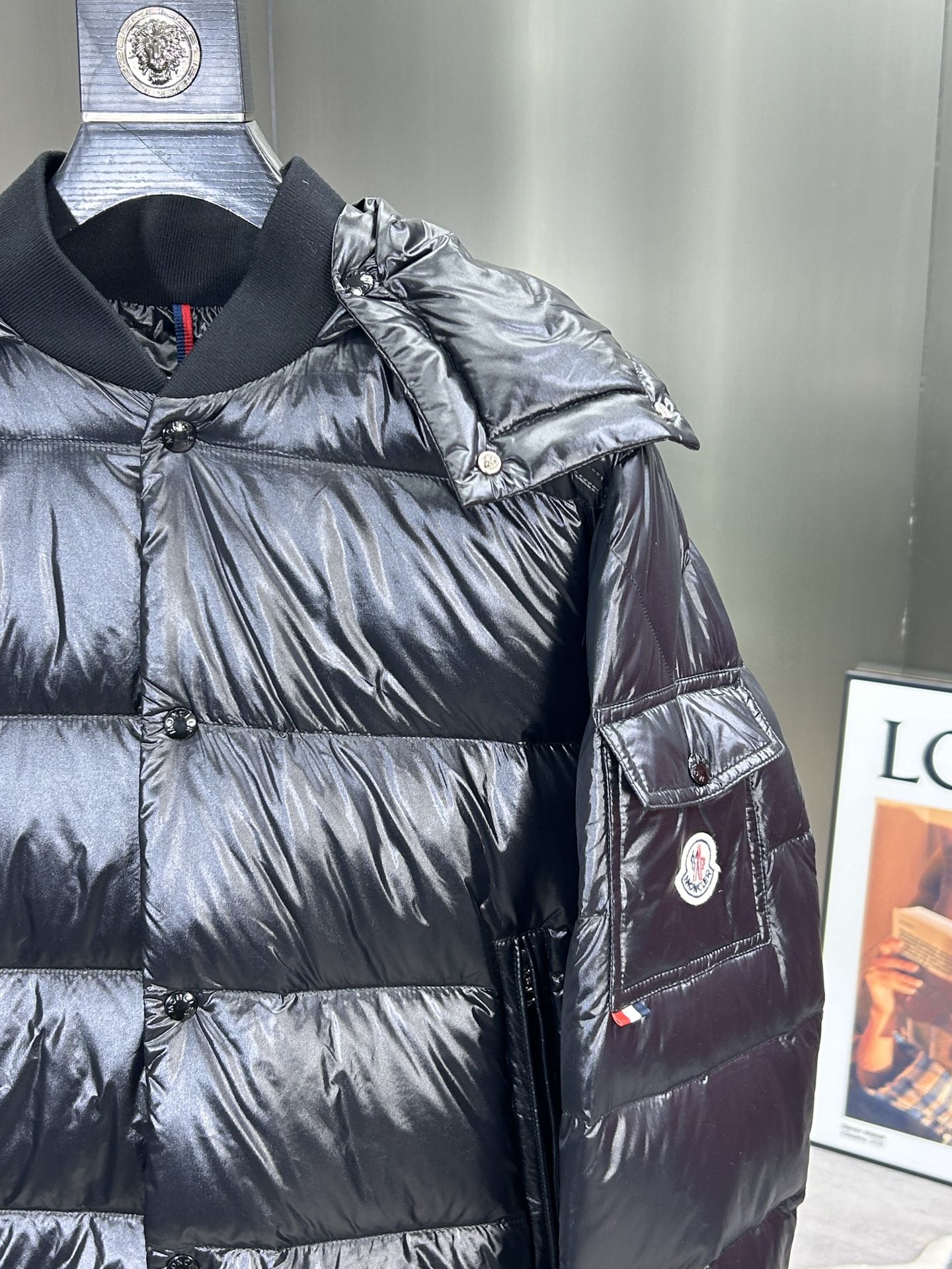 蒙口Moncler2024秋冬新款️蒙口新款连帽设计羽绒外套选用亮泽尼龙面料打造胸前经典印花设计logo