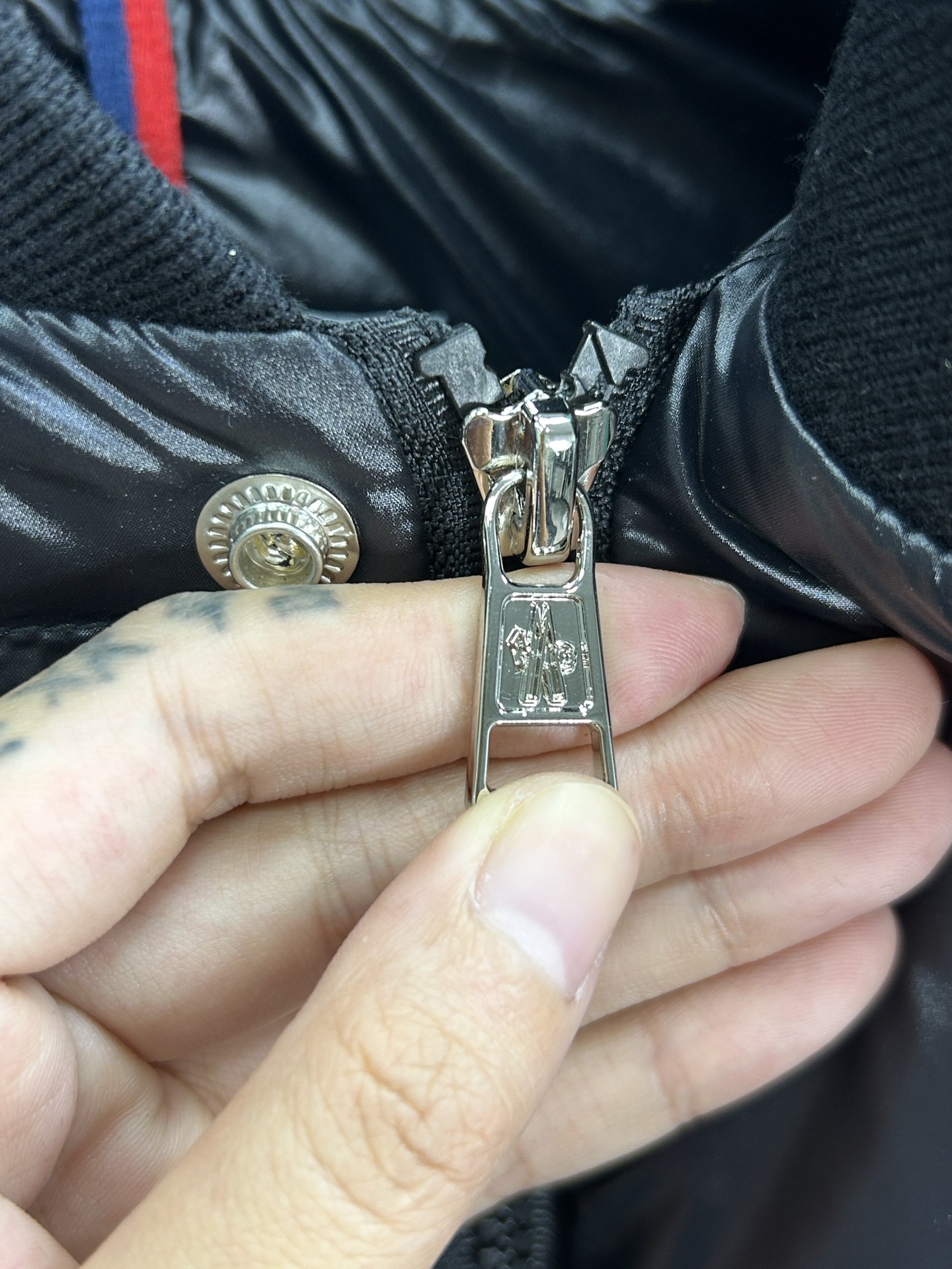 蒙口Moncler2024秋冬新款️蒙口新款连帽设计羽绒外套选用亮泽尼龙面料打造胸前经典印花设计logo