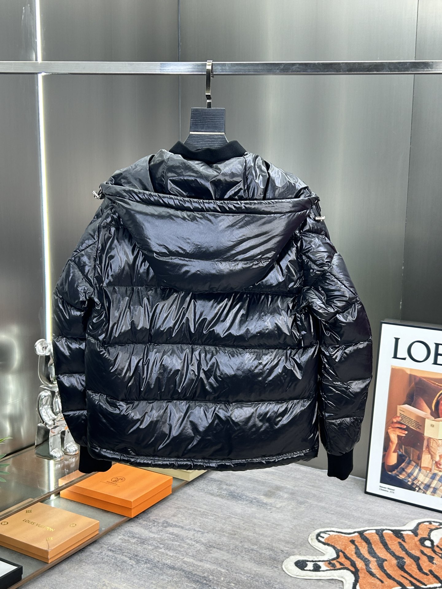 蒙口Moncler2024秋冬新款️蒙口新款连帽设计羽绒外套选用亮泽尼龙面料打造胸前经典印花设计logo