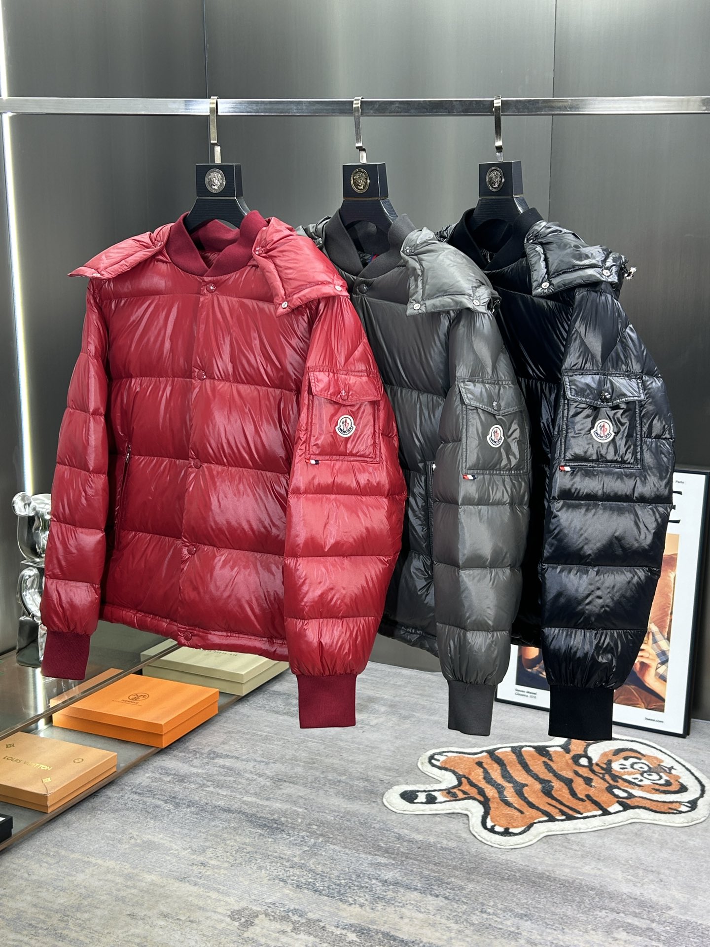 蒙口Moncler2024秋冬新款️蒙口新款连帽设计羽绒外套选用亮泽尼龙面料打造胸前经典印花设计logo