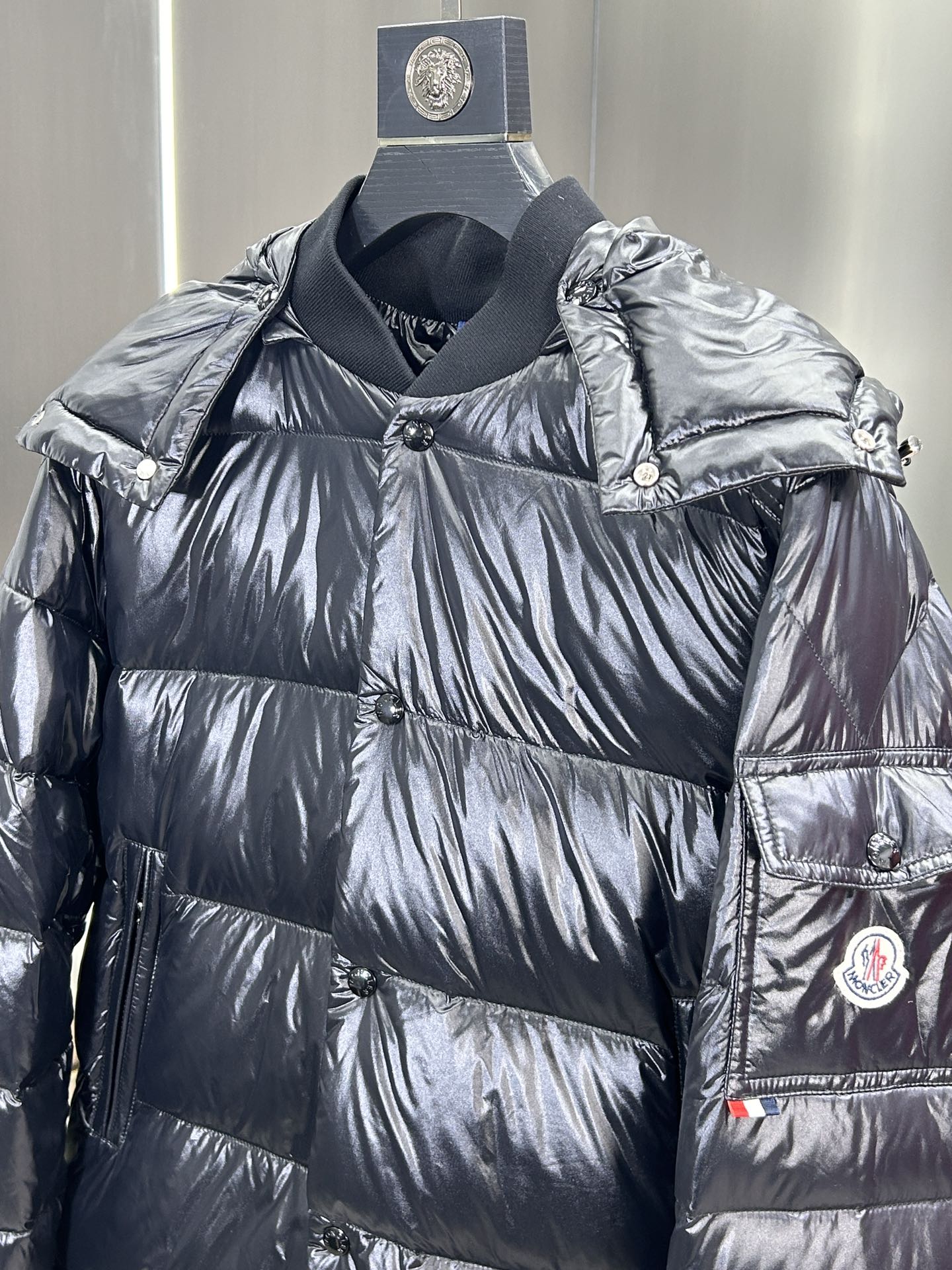 蒙口Moncler2024秋冬新款️蒙口新款连帽设计羽绒外套选用亮泽尼龙面料打造胸前经典印花设计logo