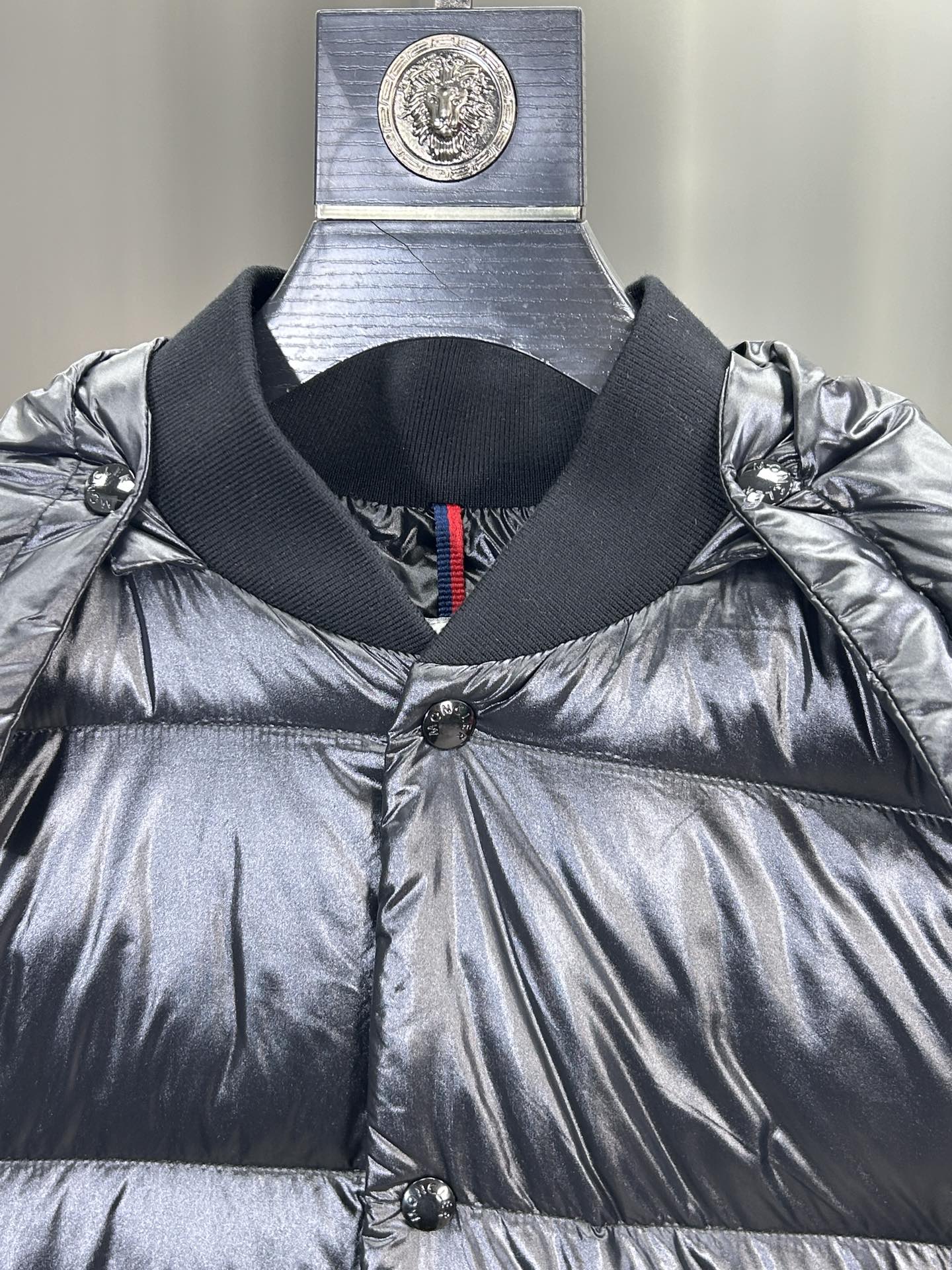 蒙口Moncler2024秋冬新款️蒙口新款连帽设计羽绒外套选用亮泽尼龙面料打造胸前经典印花设计logo