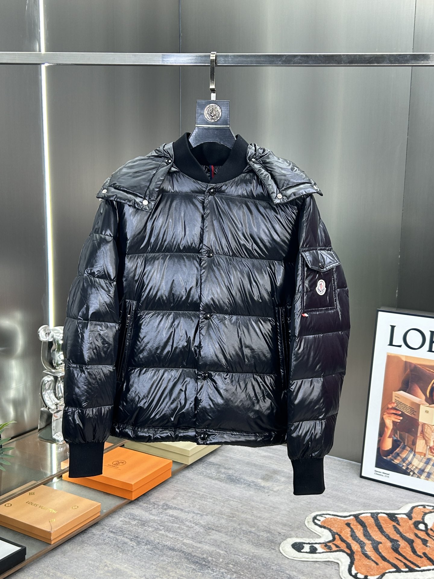 蒙口Moncler2024秋冬新款️蒙口新款连帽设计羽绒外套选用亮泽尼龙面料打造胸前经典印花设计logo