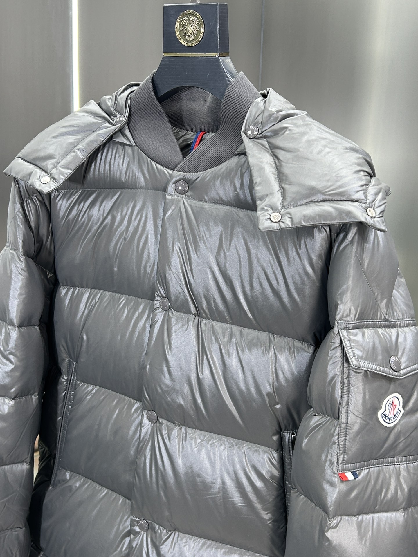 蒙口Moncler2024秋冬新款️蒙口新款连帽设计羽绒外套选用亮泽尼龙面料打造胸前经典印花设计logo