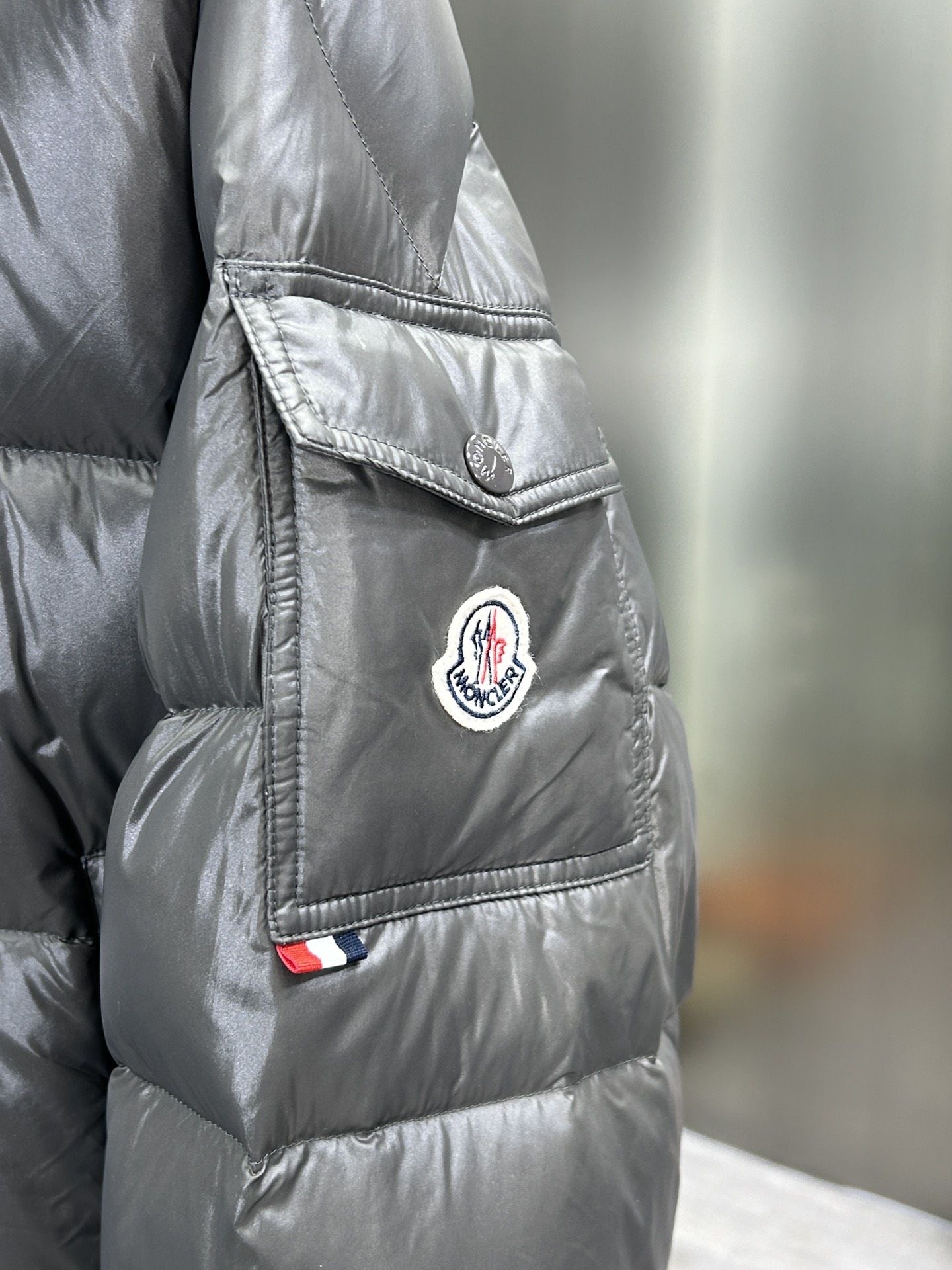 蒙口Moncler2024秋冬新款️蒙口新款连帽设计羽绒外套选用亮泽尼龙面料打造胸前经典印花设计logo