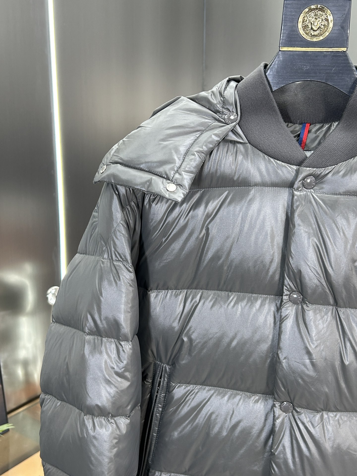 蒙口Moncler2024秋冬新款️蒙口新款连帽设计羽绒外套选用亮泽尼龙面料打造胸前经典印花设计logo