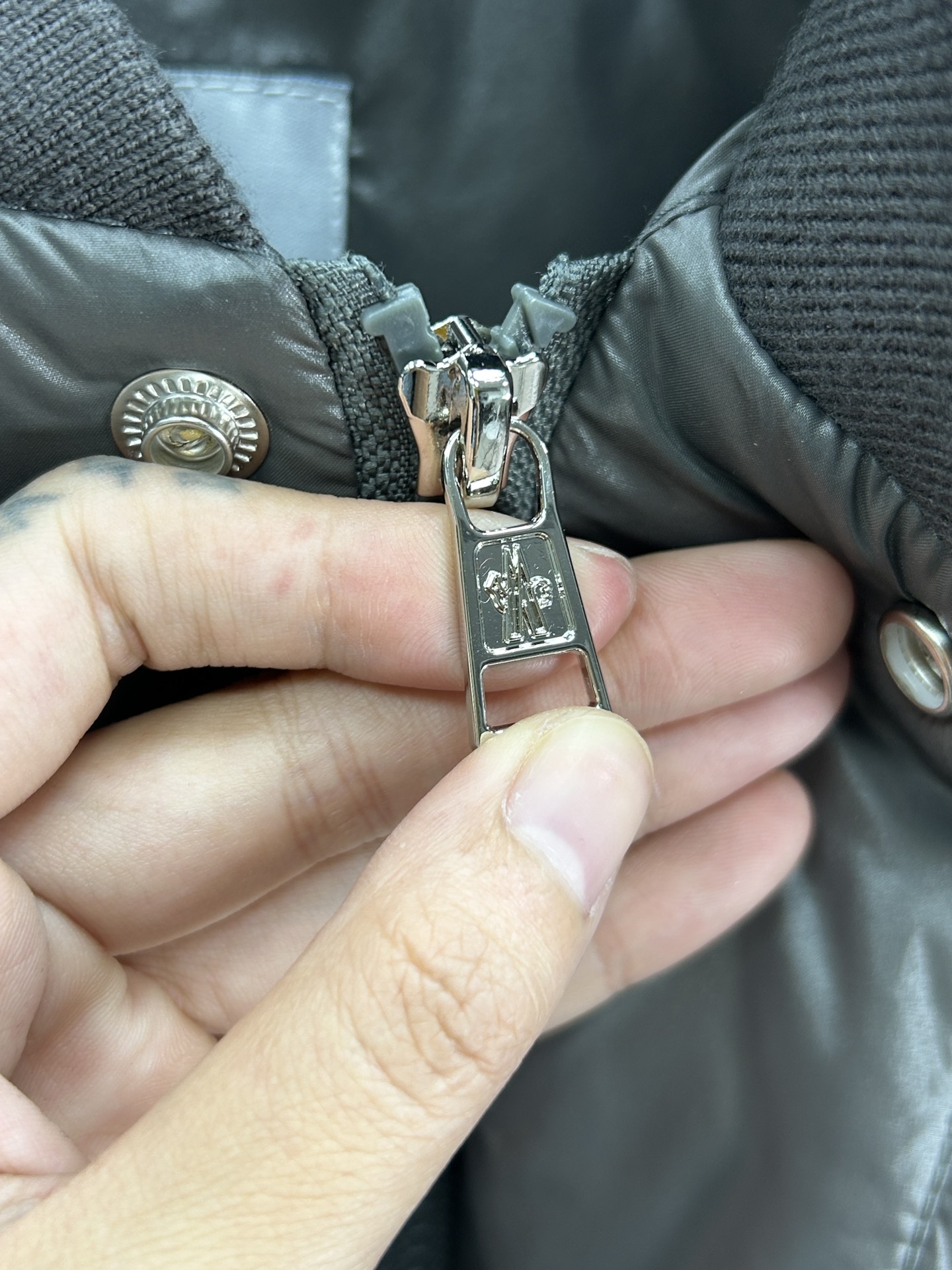 蒙口Moncler2024秋冬新款️蒙口新款连帽设计羽绒外套选用亮泽尼龙面料打造胸前经典印花设计logo