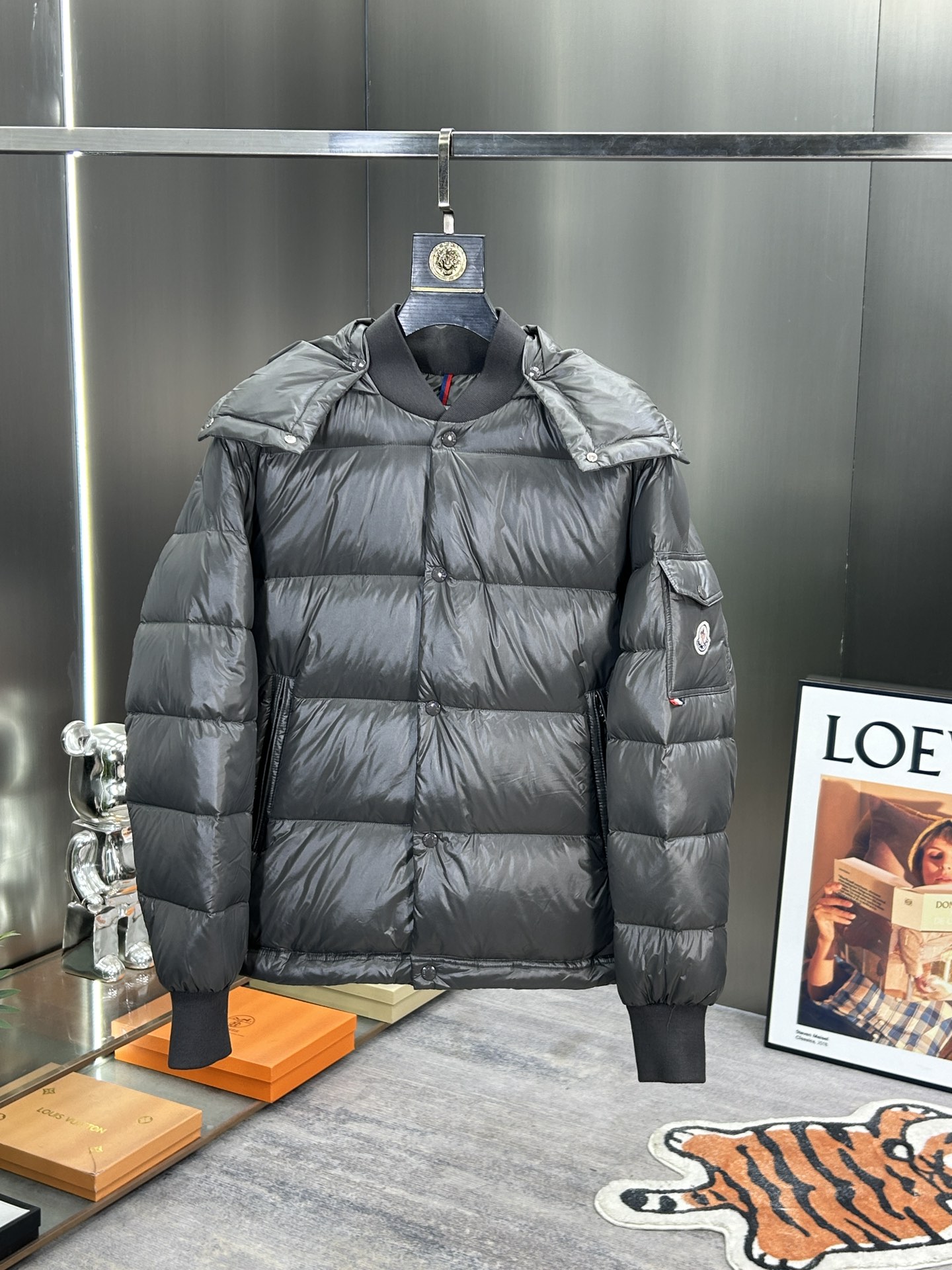 蒙口Moncler2024秋冬新款️蒙口新款连帽设计羽绒外套选用亮泽尼龙面料打造胸前经典印花设计logo