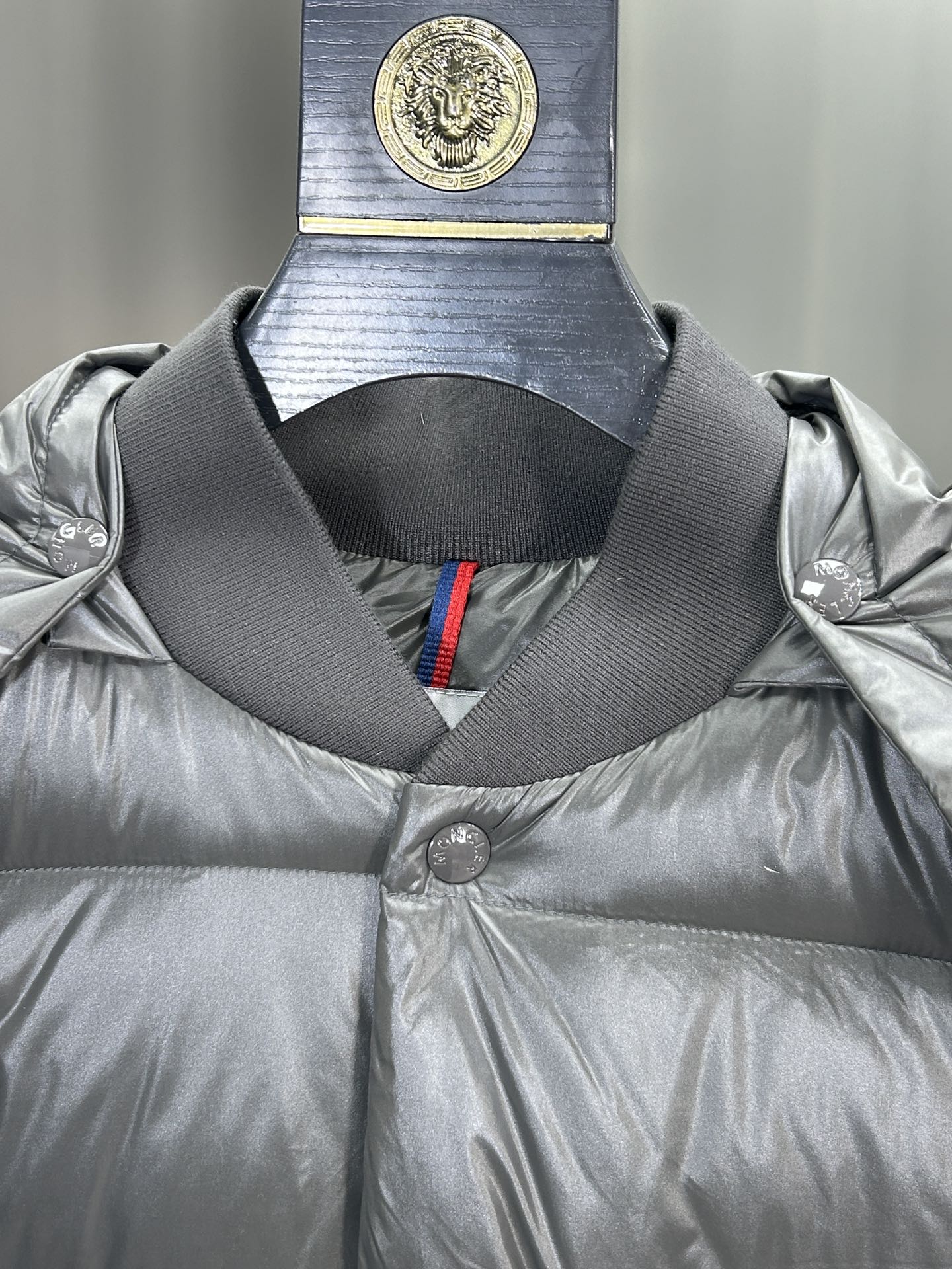 蒙口Moncler2024秋冬新款️蒙口新款连帽设计羽绒外套选用亮泽尼龙面料打造胸前经典印花设计logo