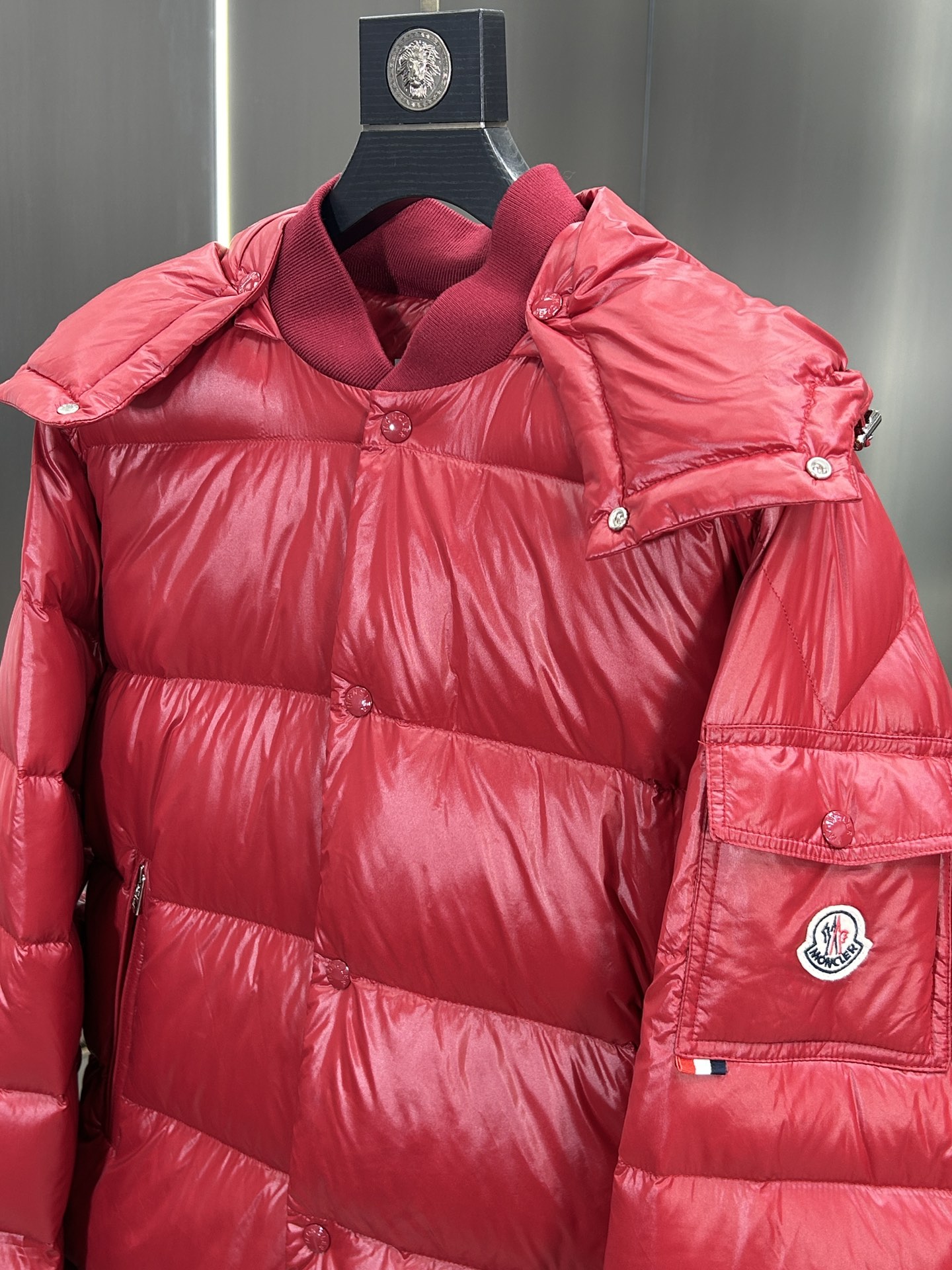 蒙口Moncler2024秋冬新款️蒙口新款连帽设计羽绒外套选用亮泽尼龙面料打造胸前经典印花设计logo