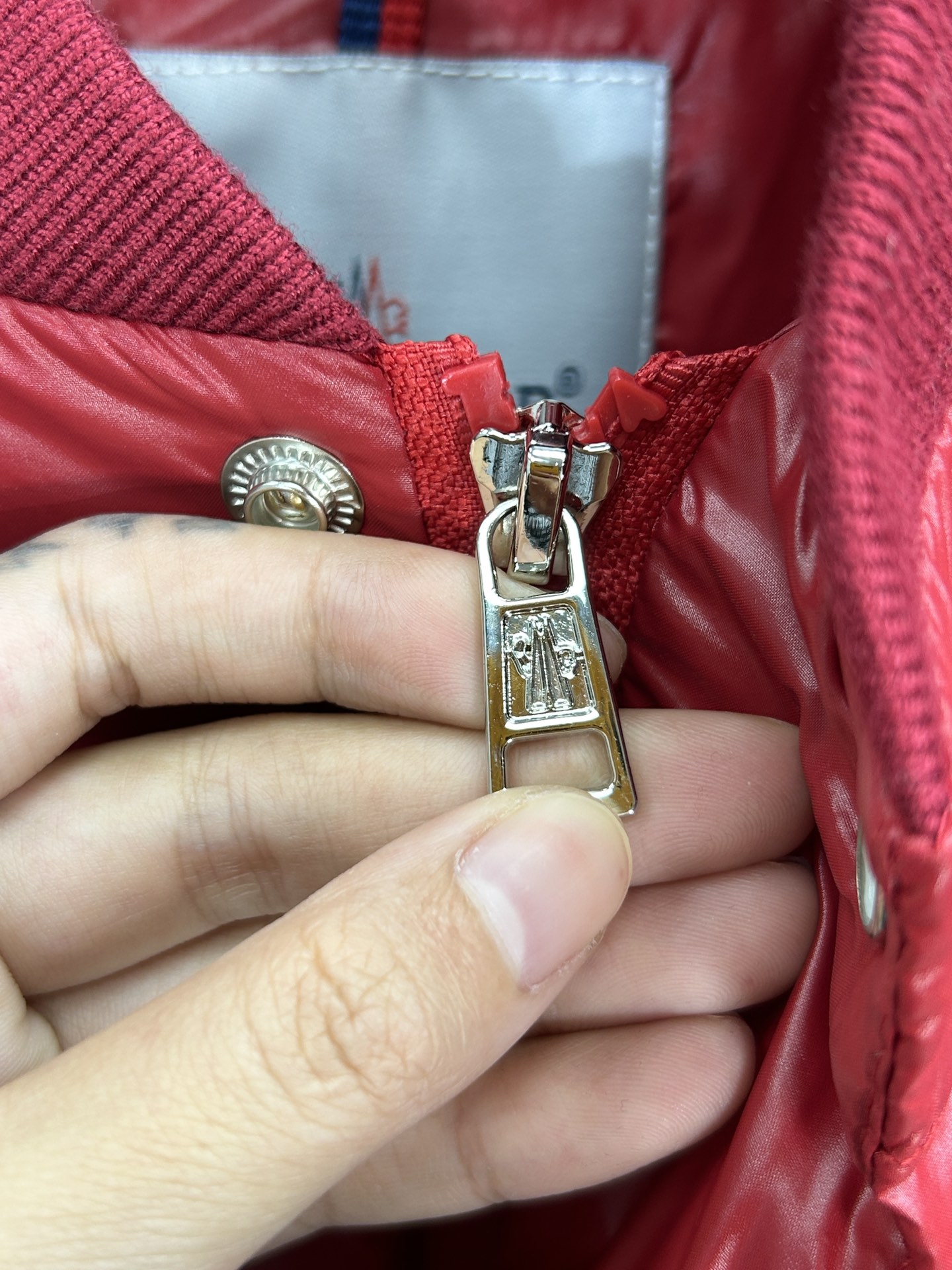 蒙口Moncler2024秋冬新款️蒙口新款连帽设计羽绒外套选用亮泽尼龙面料打造胸前经典印花设计logo