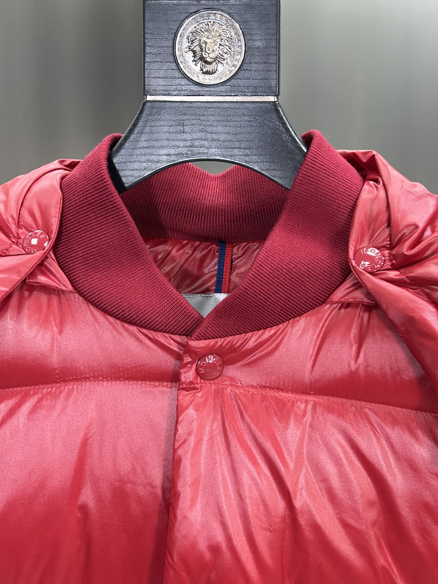 蒙口Moncler2024秋冬新款️蒙口新款连帽设计羽绒外套选用亮泽尼龙面料打造胸前经典印花设计logo