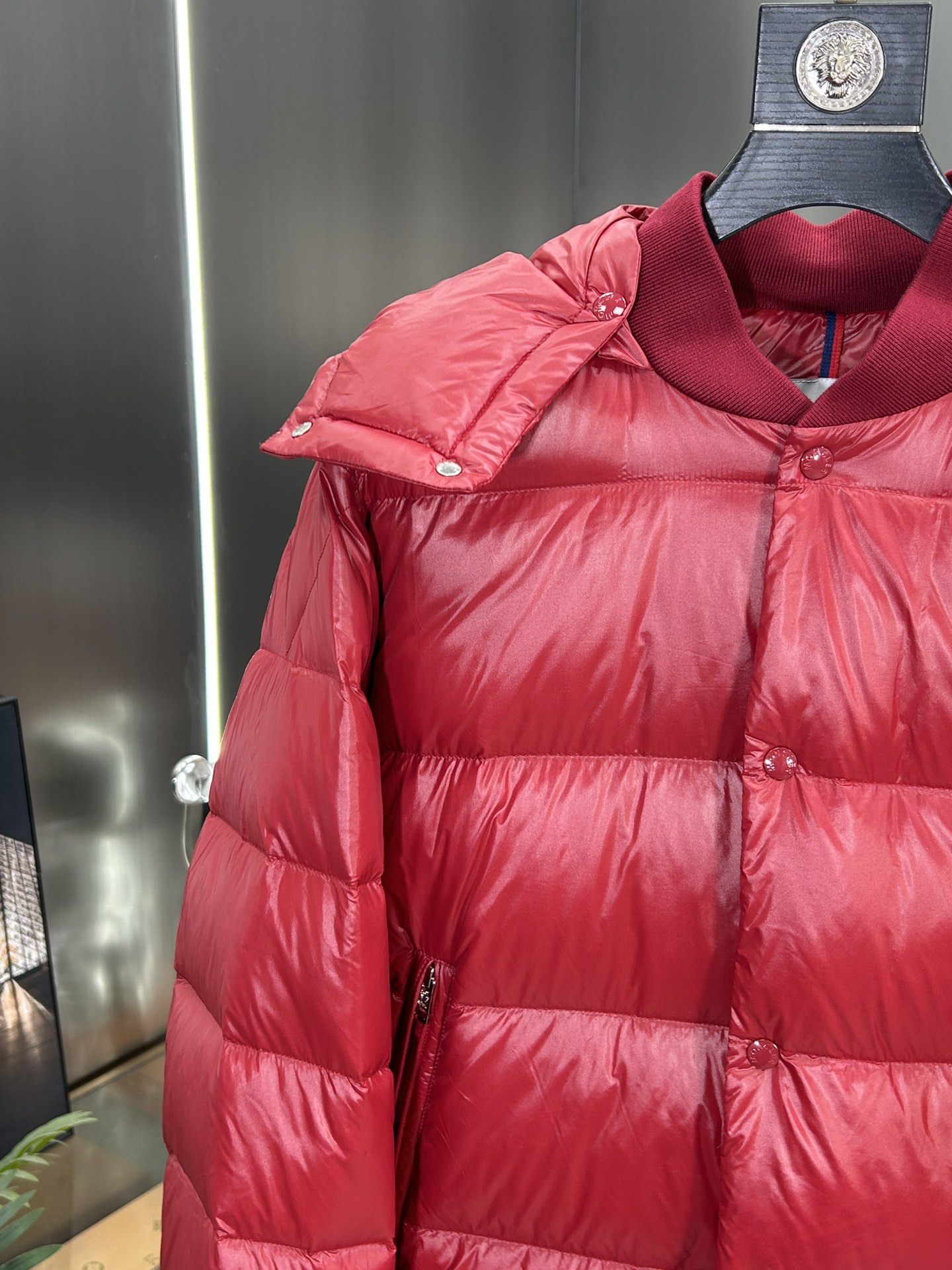 蒙口Moncler2024秋冬新款️蒙口新款连帽设计羽绒外套选用亮泽尼龙面料打造胸前经典印花设计logo