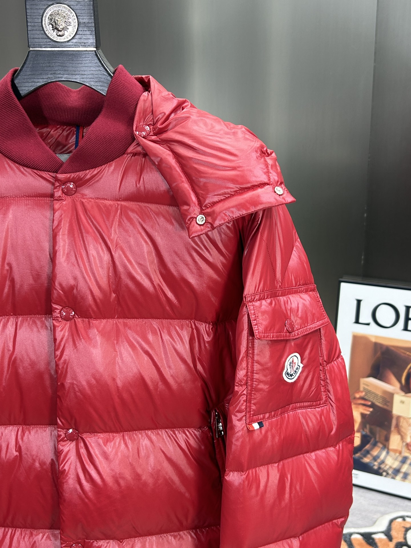 蒙口Moncler2024秋冬新款️蒙口新款连帽设计羽绒外套选用亮泽尼龙面料打造胸前经典印花设计logo