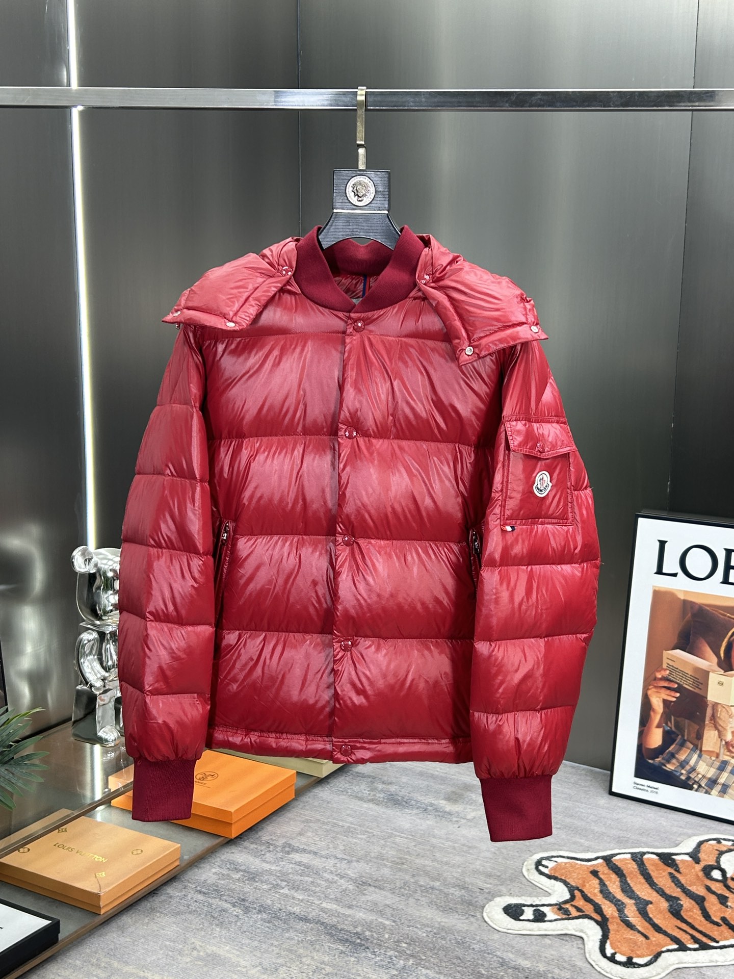 蒙口Moncler2024秋冬新款️蒙口新款连帽设计羽绒外套选用亮泽尼龙面料打造胸前经典印花设计logo