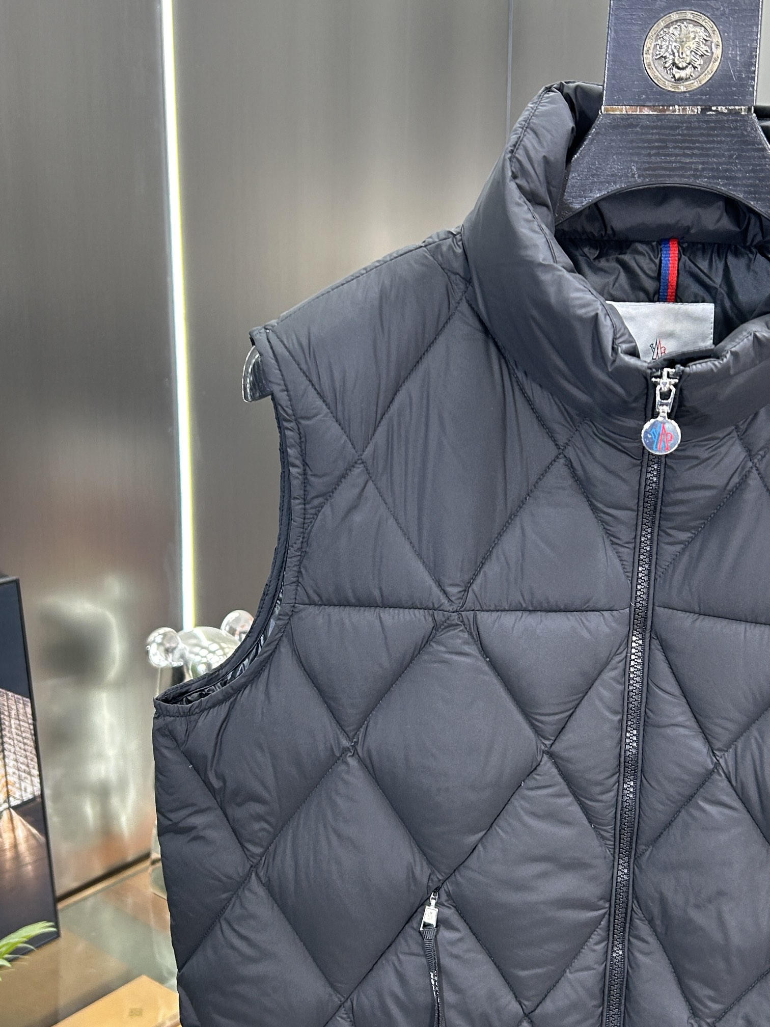 蒙口Moncler2024秋冬新款️蒙口新款立领设计羽绒马甲外套选用亮泽尼龙面料打造胸前经典印花设计lo