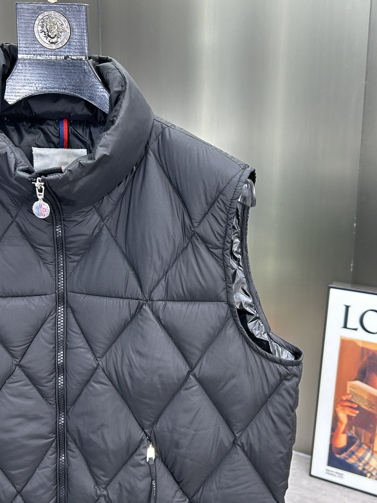 蒙口Moncler2024秋冬新款️蒙口新款立领设计羽绒马甲外套选用亮泽尼龙面料打造胸前经典印花设计lo