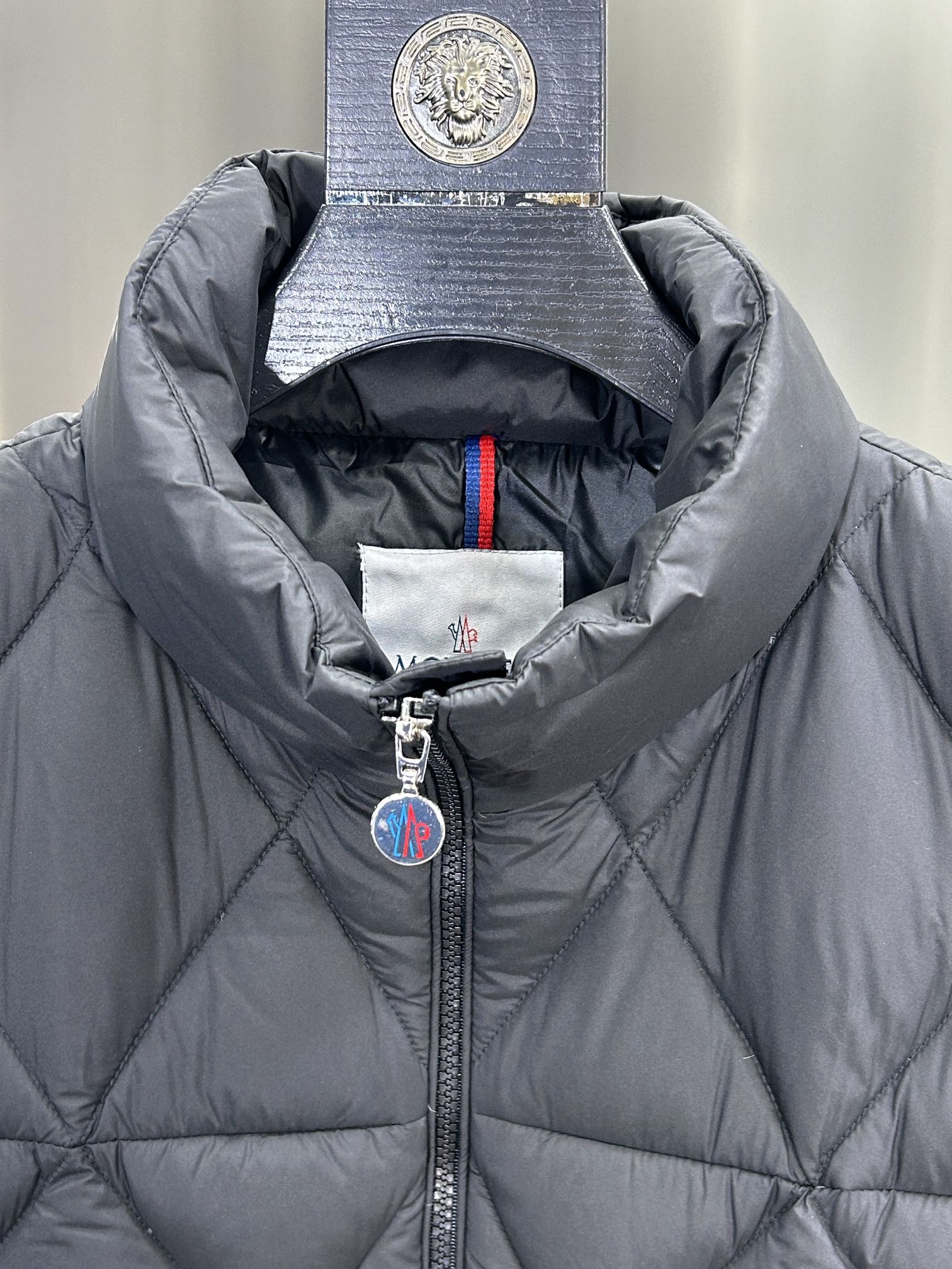 蒙口Moncler2024秋冬新款️蒙口新款立领设计羽绒马甲外套选用亮泽尼龙面料打造胸前经典印花设计lo