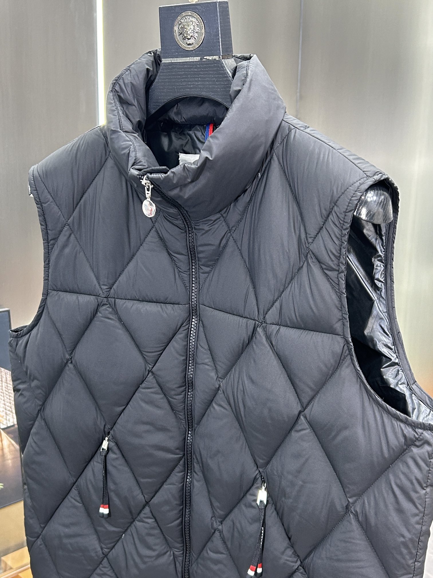 蒙口Moncler2024秋冬新款️蒙口新款立领设计羽绒马甲外套选用亮泽尼龙面料打造胸前经典印花设计lo